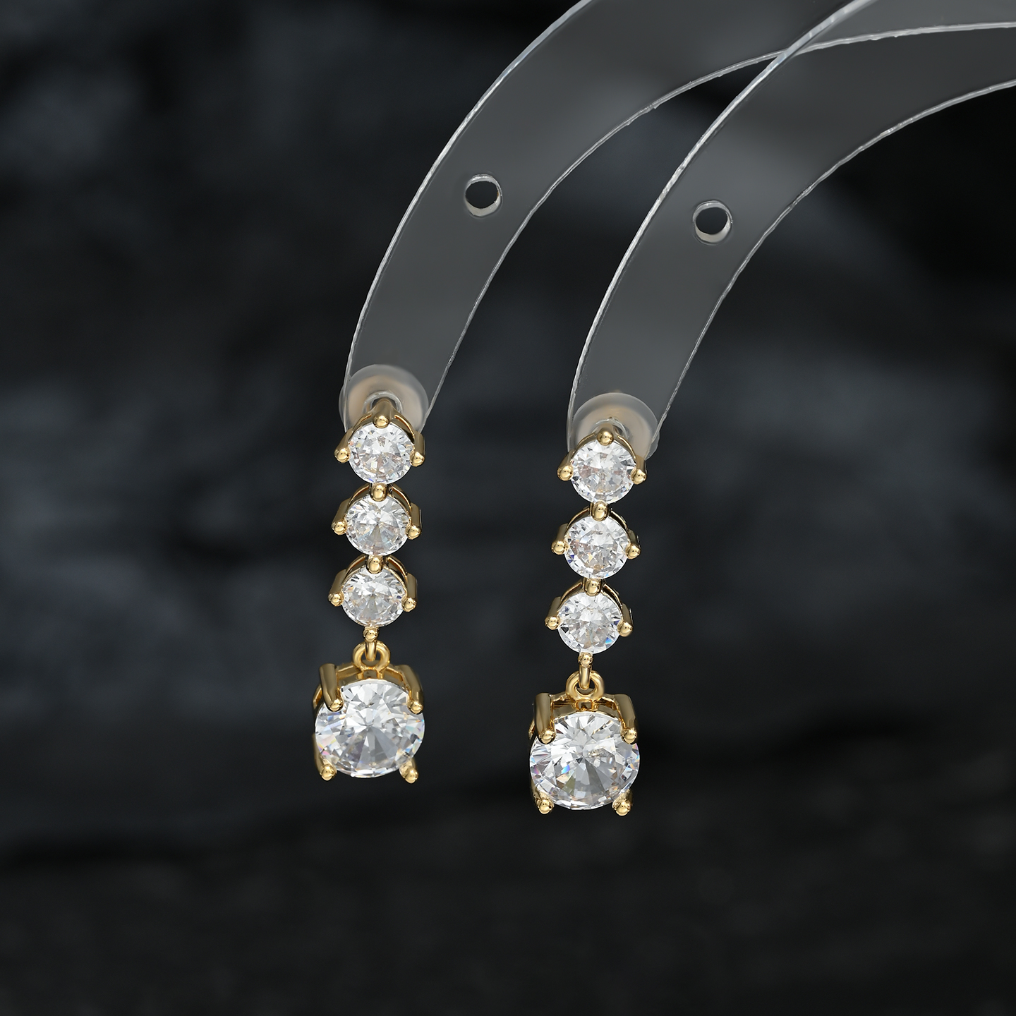 A light luxury, high-end design, fashionable and elegant long pair of earrings as a gift for your girlfriend Application Scenario