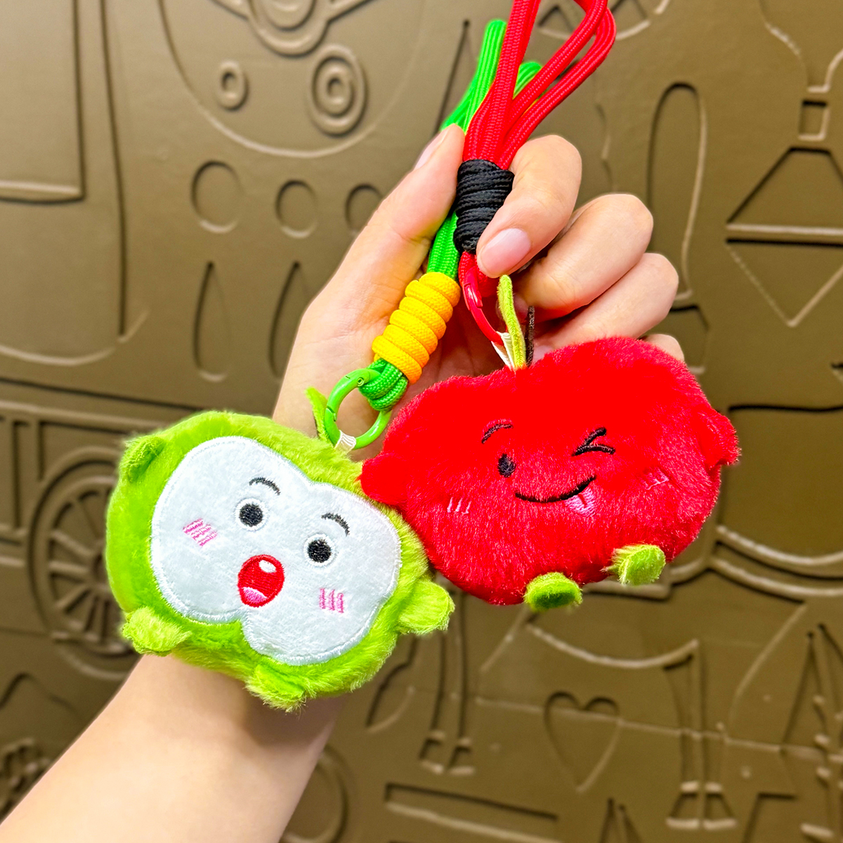 Cute apple pendant, plush realistic fruit pendant, bag pendant, small pendant, car hanging, keychain decoration, bag doll, claw machine doll Item Picture