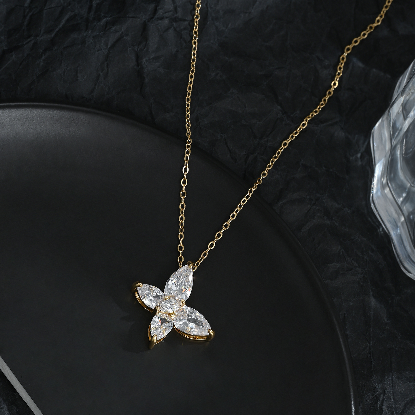 Collar de estilo mariposa de lujo clásico para mujeres premium sense regalo para novia Application Scenario