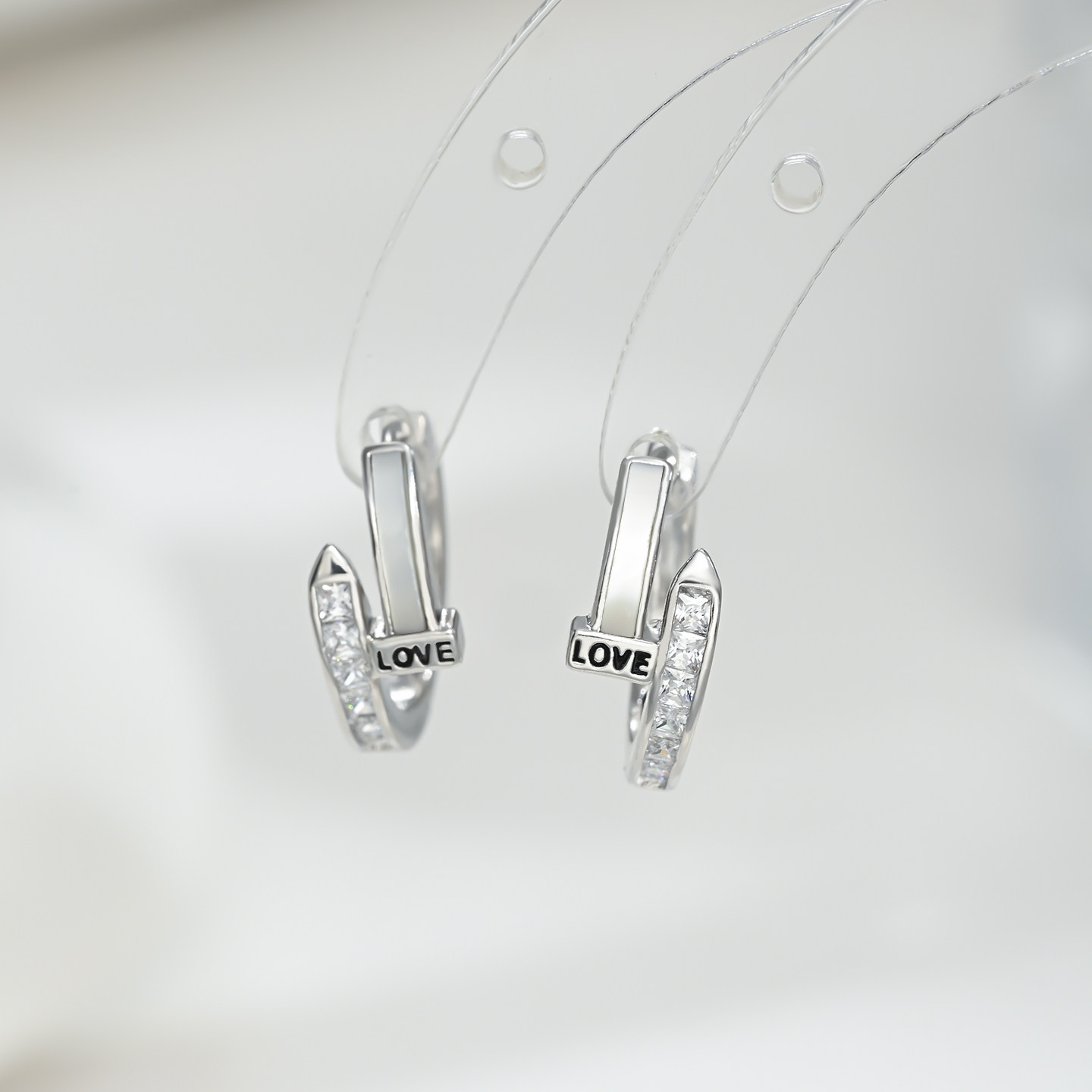 تصميم أقراط أزياء لاذعة لتقديم هدايا لصديقاتها، دون الشعور رفيع المستوى Item Picture