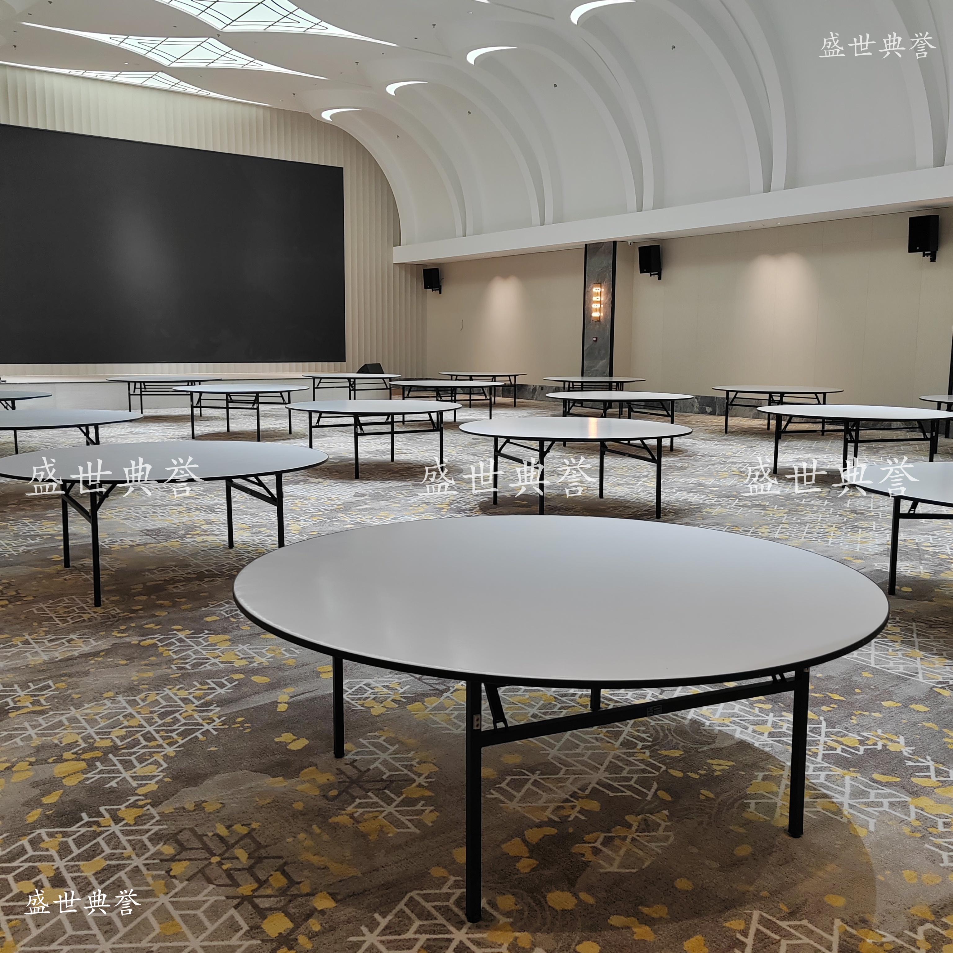 Suqian star hotel catering furniture restaurant wedding banquet folding round table theme wedding 12-person banquet 2-meter round table details Picture