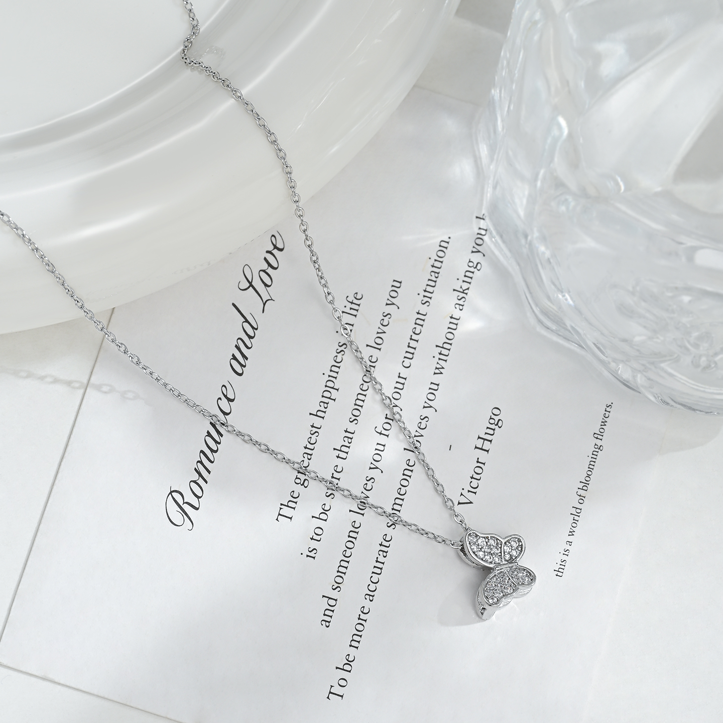 A classic, light luxury butterfly-shaped necklace for women with a high-end and elegant collarbone chain details Picture