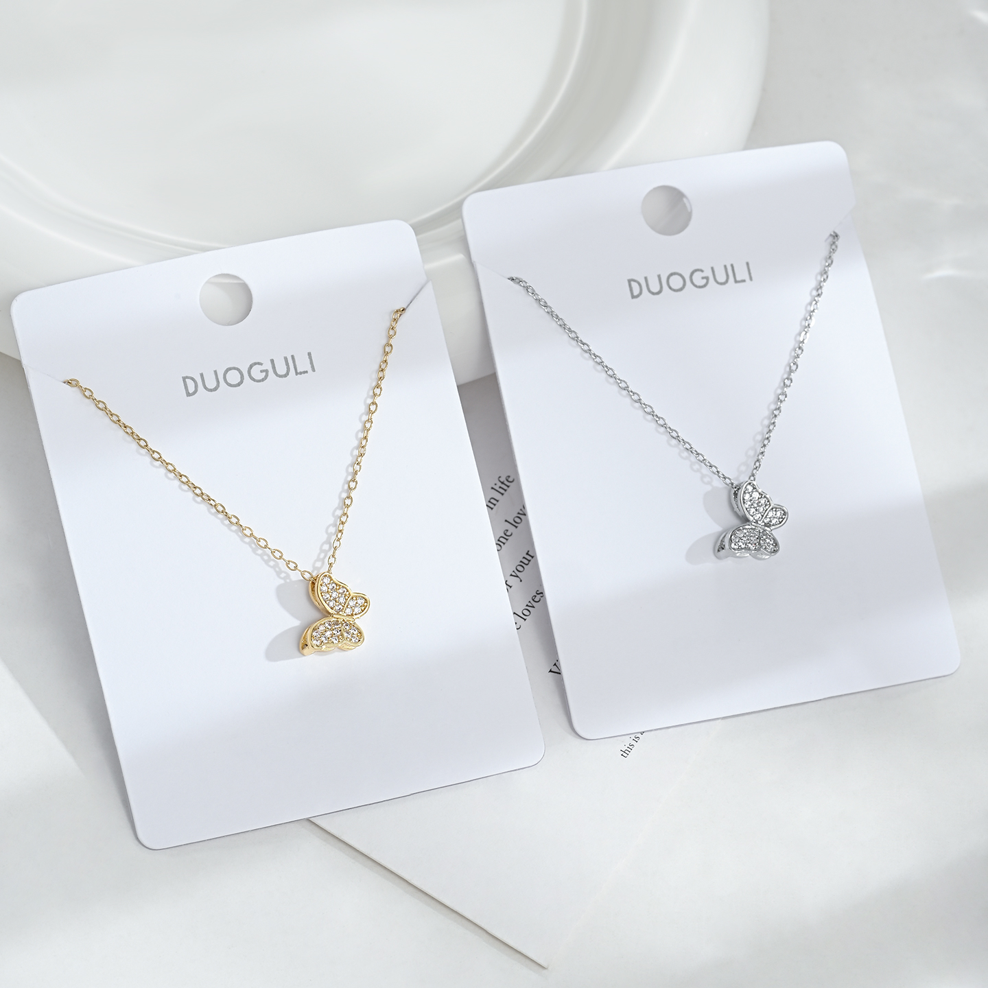 A classic, light luxury butterfly-shaped necklace for women with a high-end and elegant collarbone chain