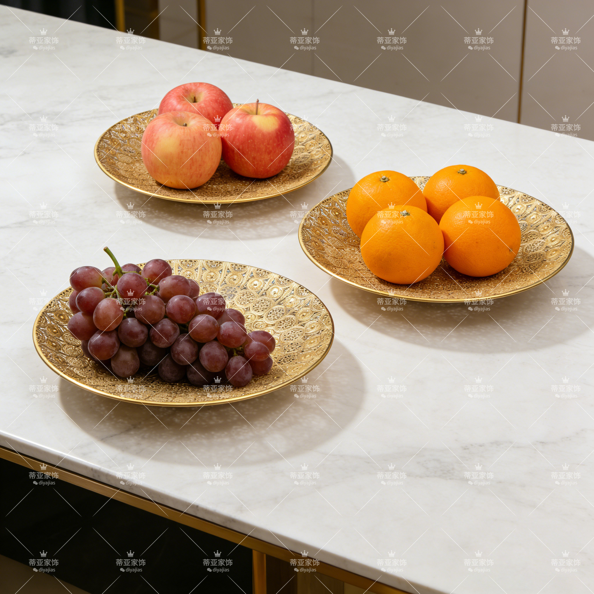 A golden decorative plate as the main body, a wedding fruit plate, a retro court-style artificial flower velvet flower head gift and decoration piece Specification image