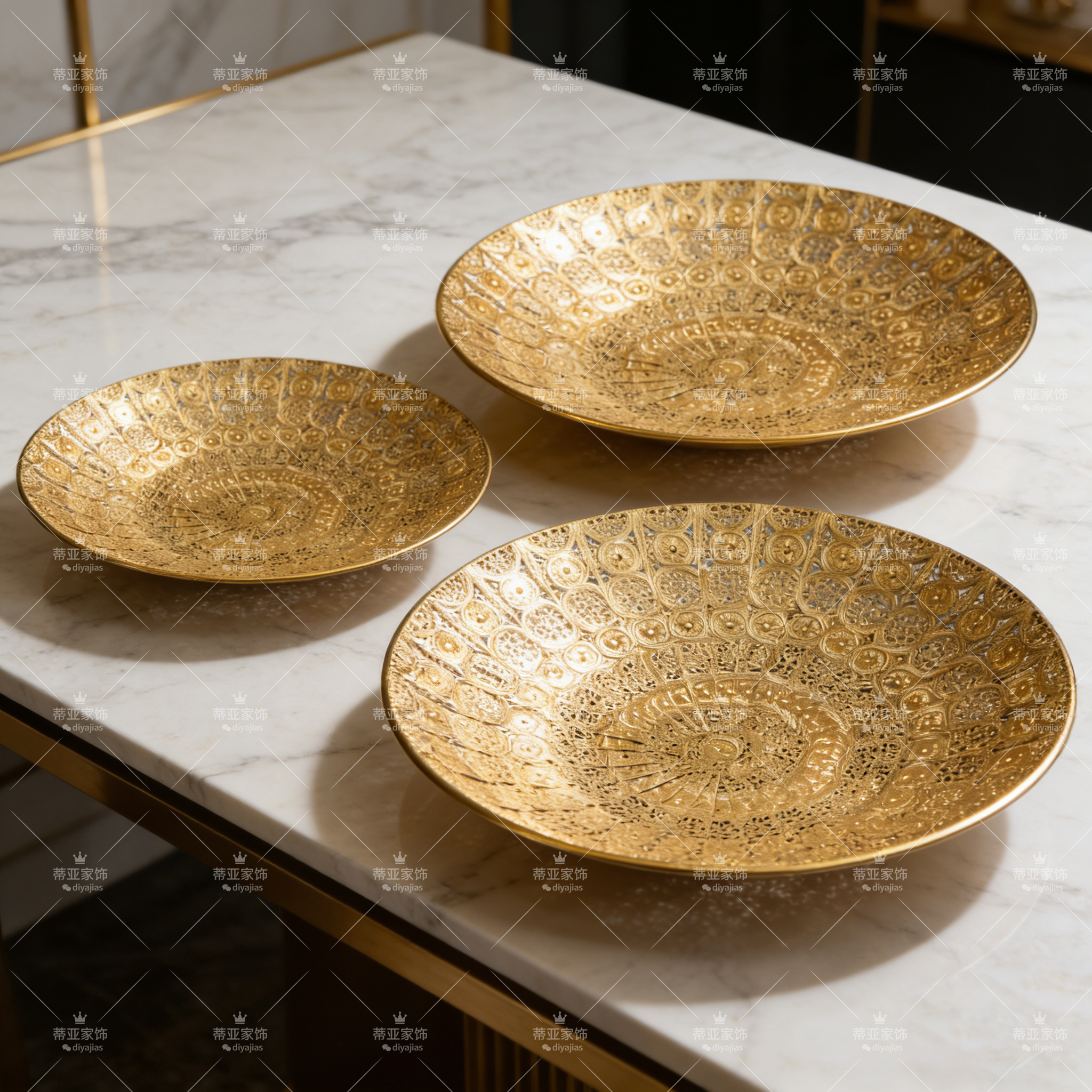 A golden decorative plate as the main body, a wedding fruit plate, a retro court-style artificial flower velvet flower head gift and decoration piece details Picture