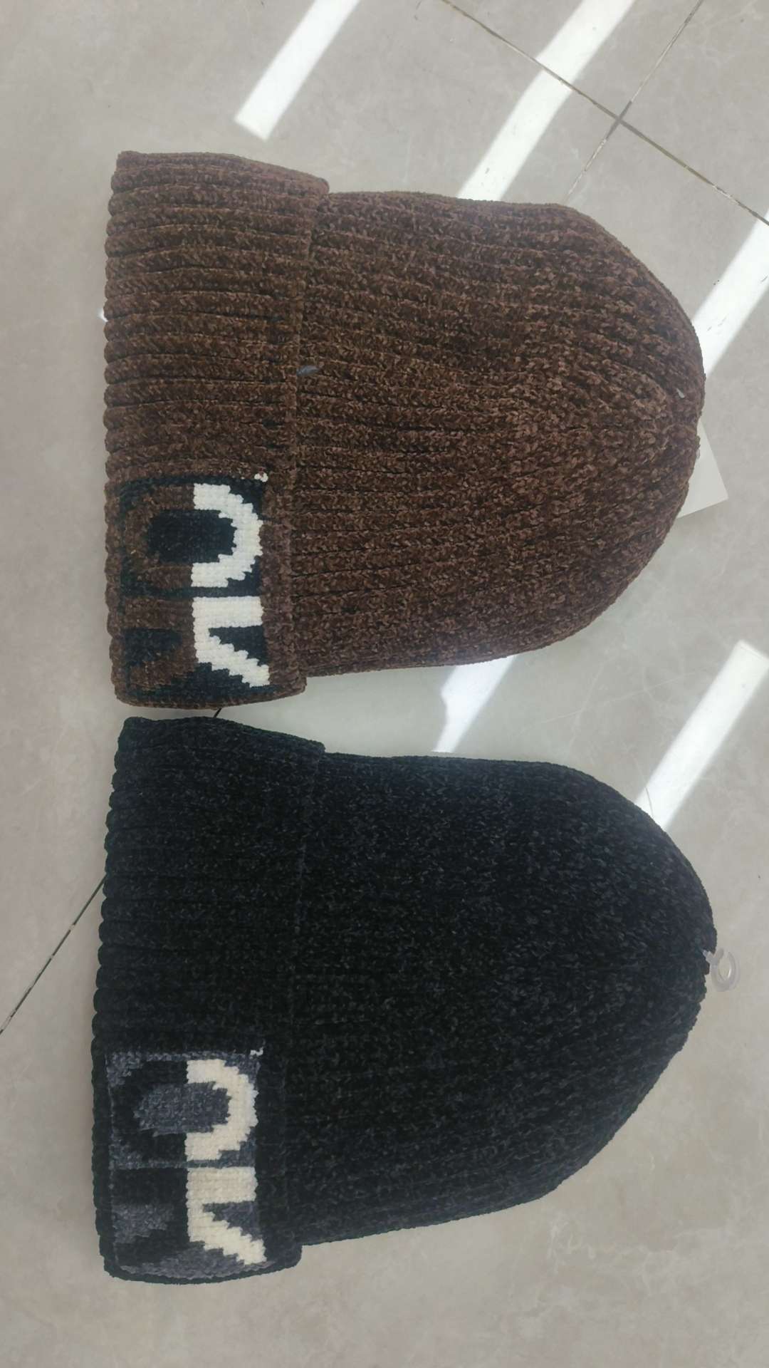 Chenille thickened woolen cap, letter jacquard knitted cap, unisex windproof and warm ear-protecting cap, autumn and winter commuting cycling cold cap details Picture