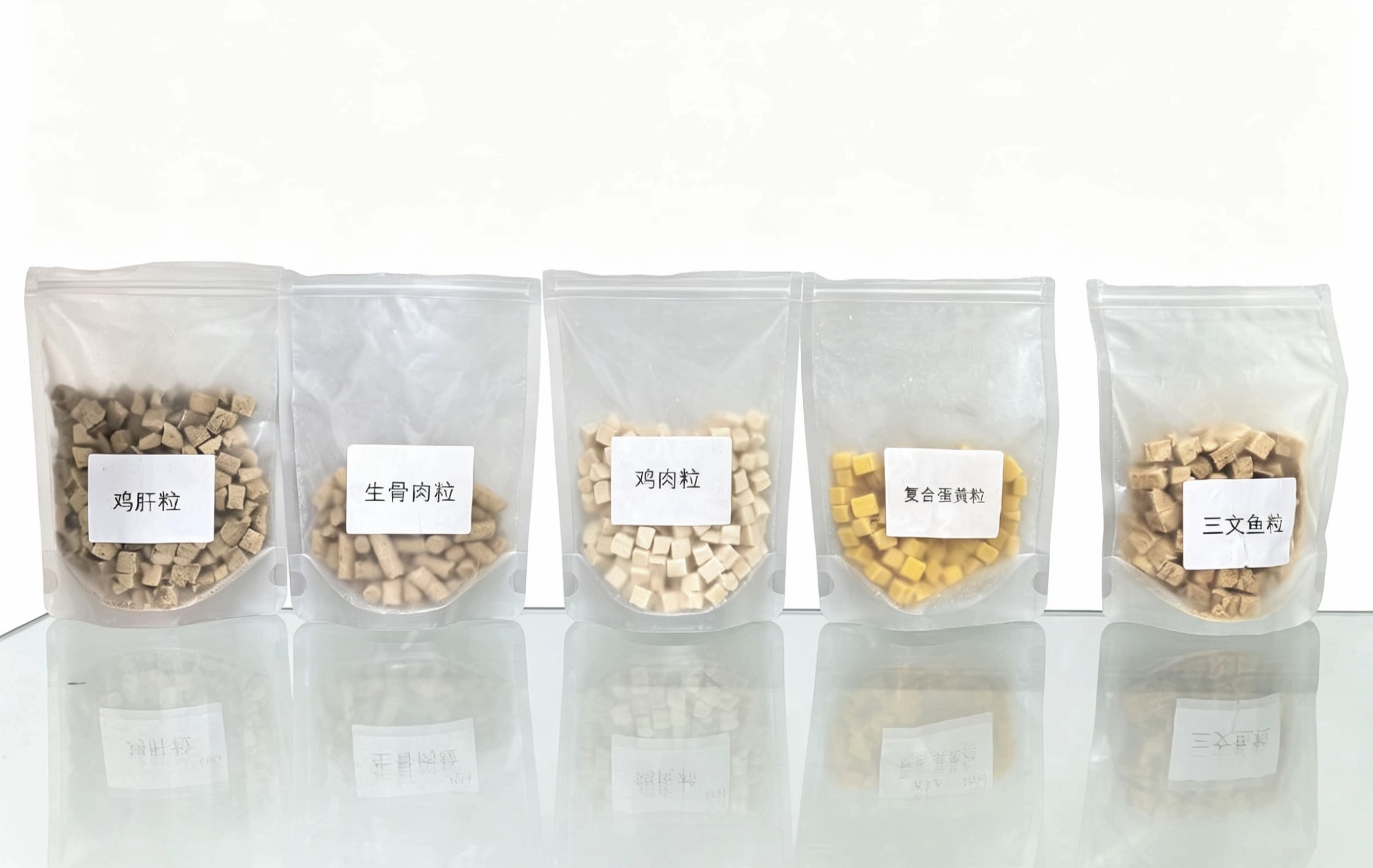 Raw bone and meat pieces, pet food bags, pet health and nutrition supplements, main food grade freeze-dried salmon pieces, egg yolk pieces, chicken and broiler liver snacks Item Picture