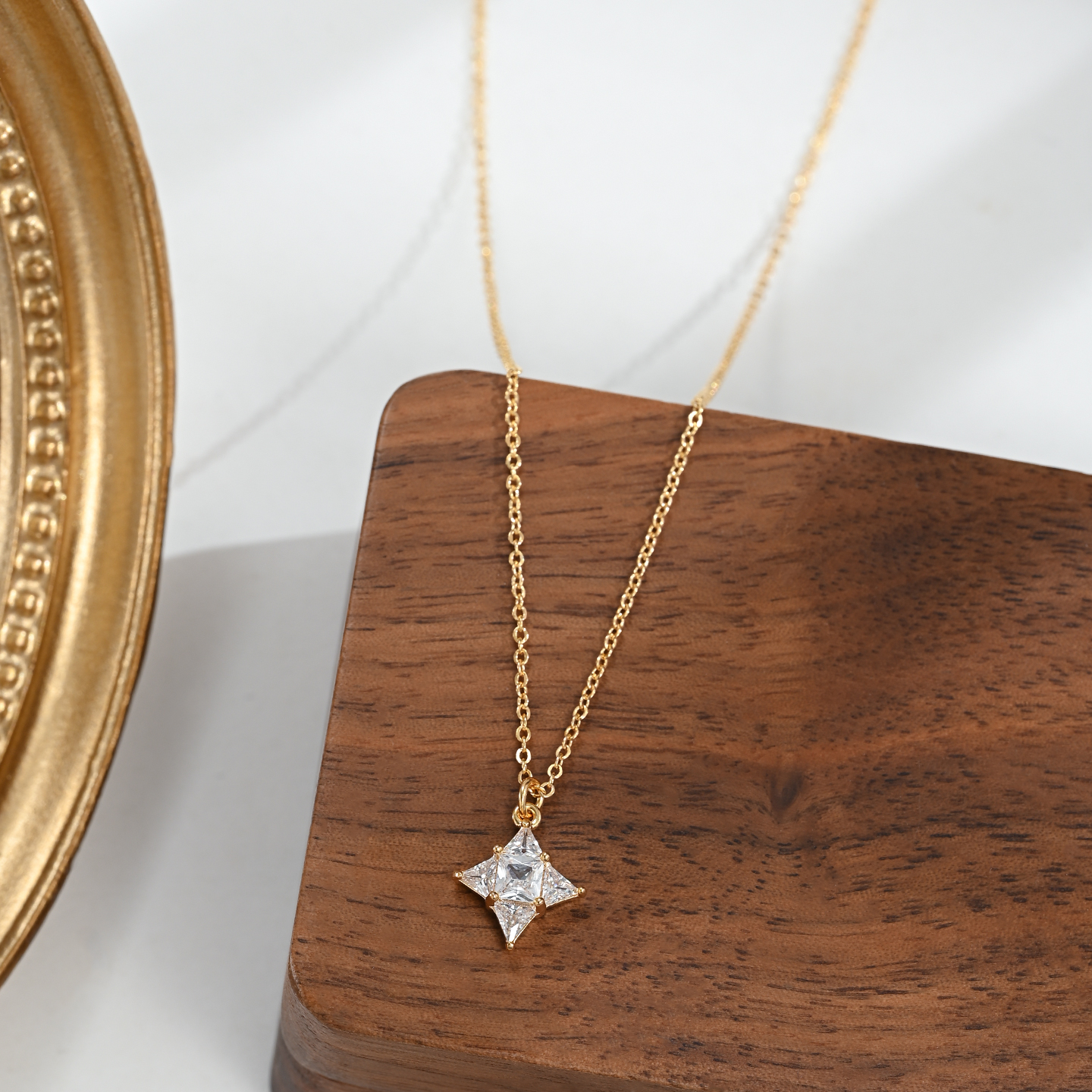 A light luxury and niche diamond-shaped necklace with a high-end feminine charm and a collarbone chain as a gift for your girlfriend Item Picture