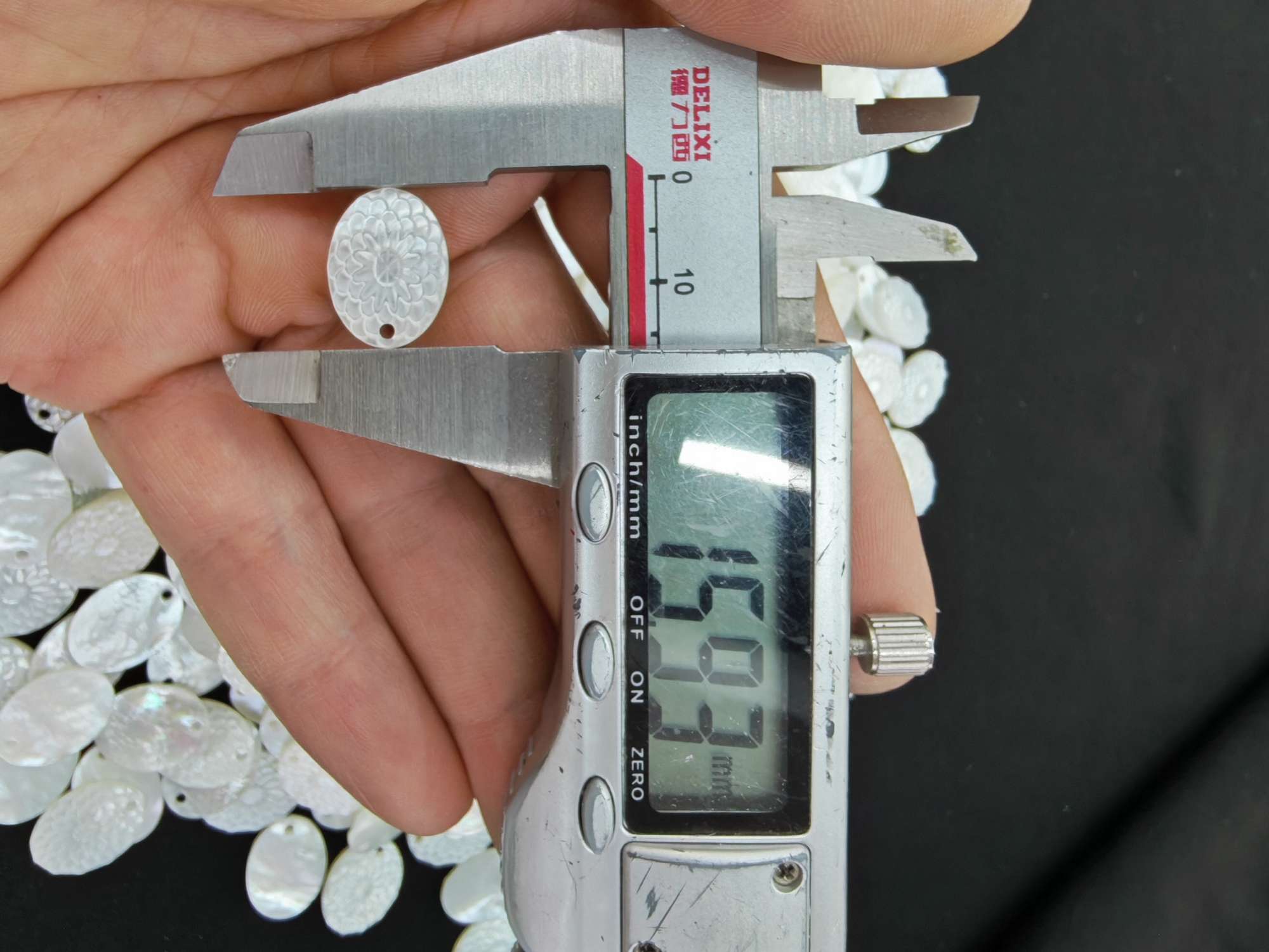 Natural shell DIY accessories, white butterfly shell finely carved accessories, bracelet accessories, necklace accessories Application Scenario