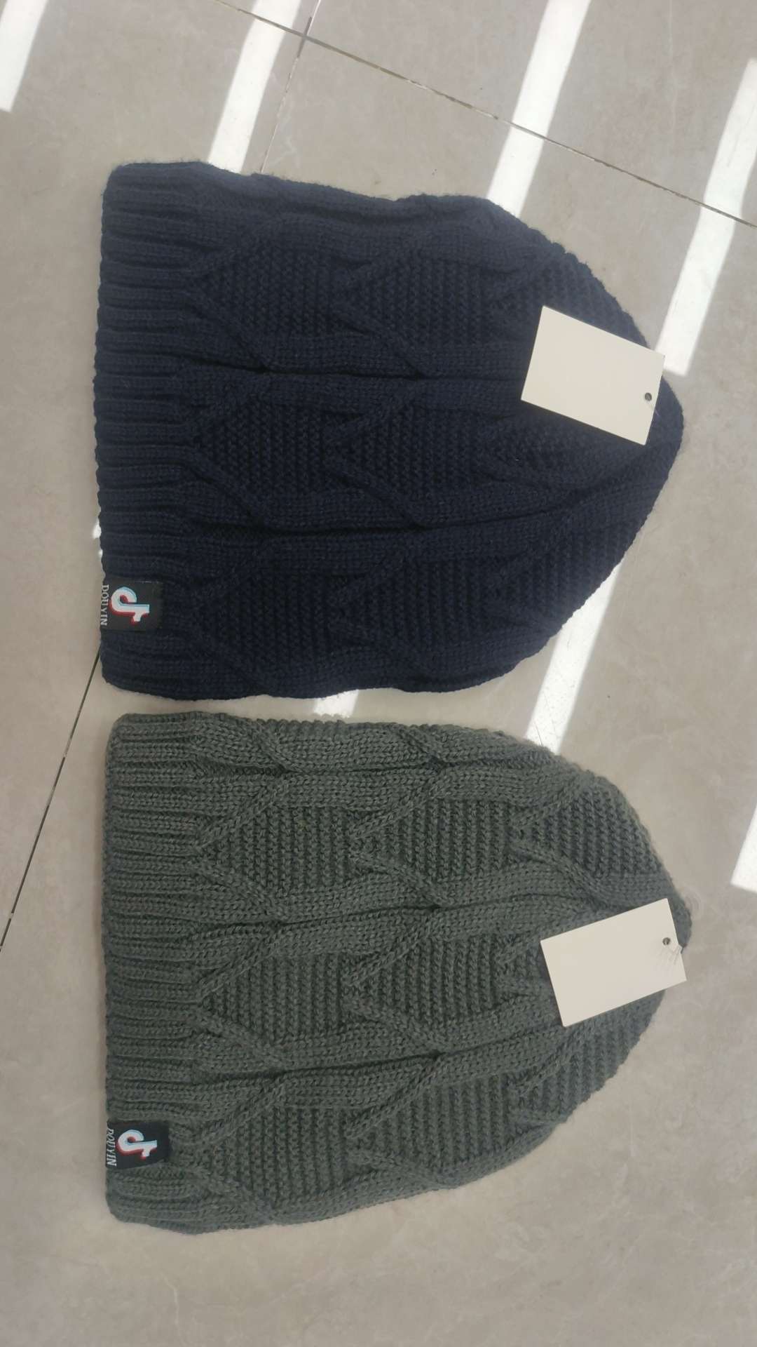 Chenille thickened woolen cap, letter jacquard knitted cap, unisex windproof and warm ear-protecting cap, autumn and winter commuting cycling cold cap Application Scenario