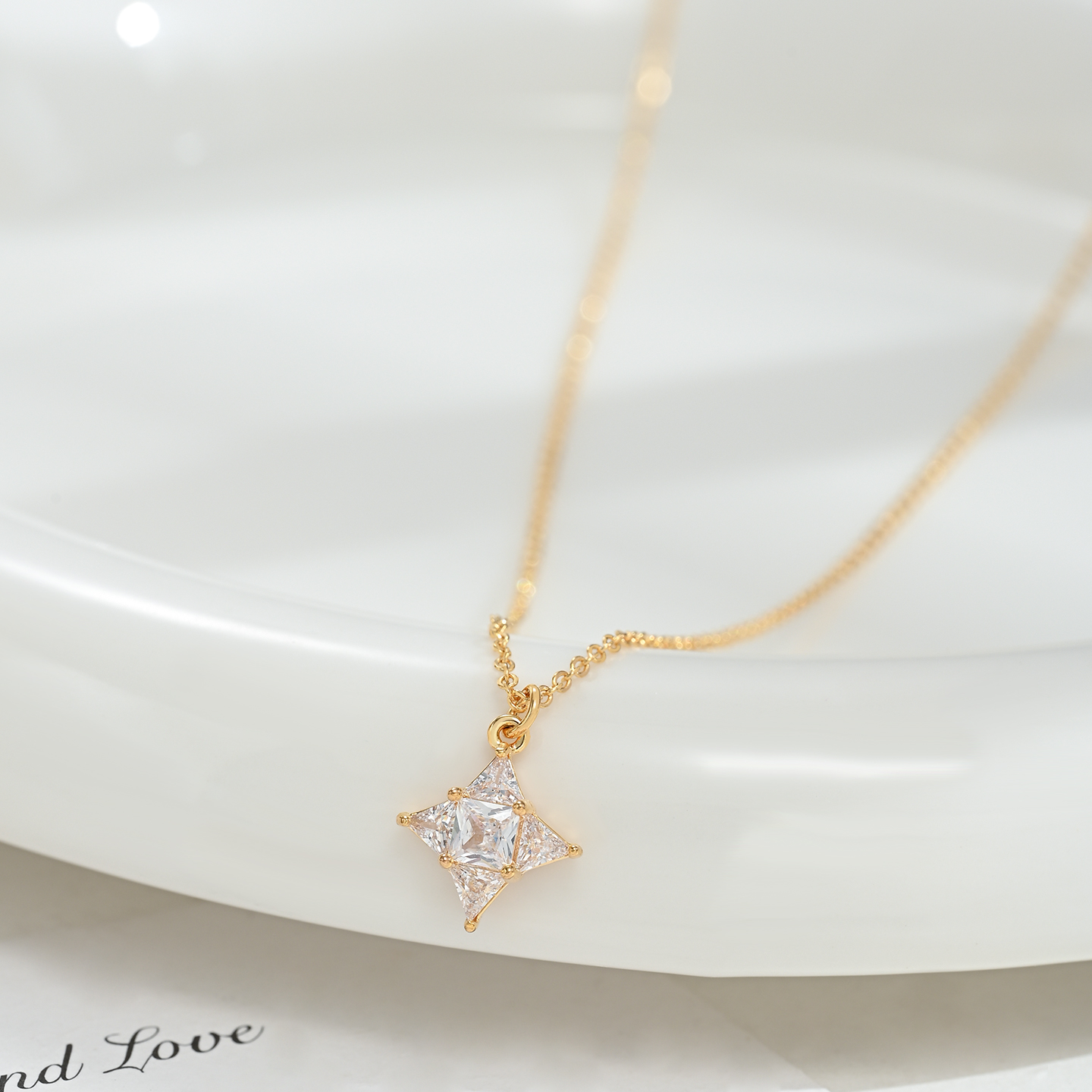 A light luxury and niche diamond-shaped necklace with a high-end feminine charm and a collarbone chain as a gift for your girlfriend details Picture