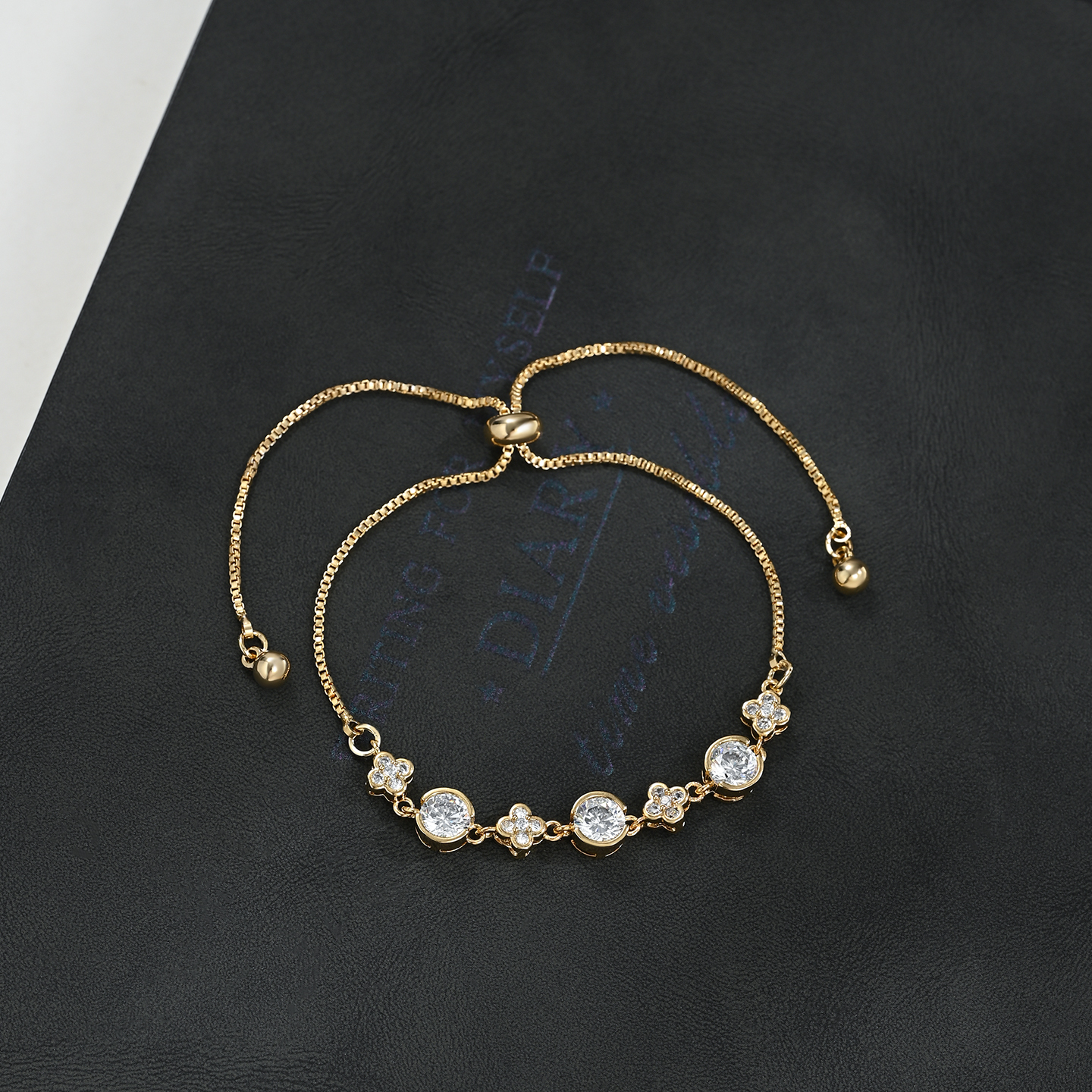 A minimalist new four-leaf clover round pull-out versatile everyday bracelet details Picture