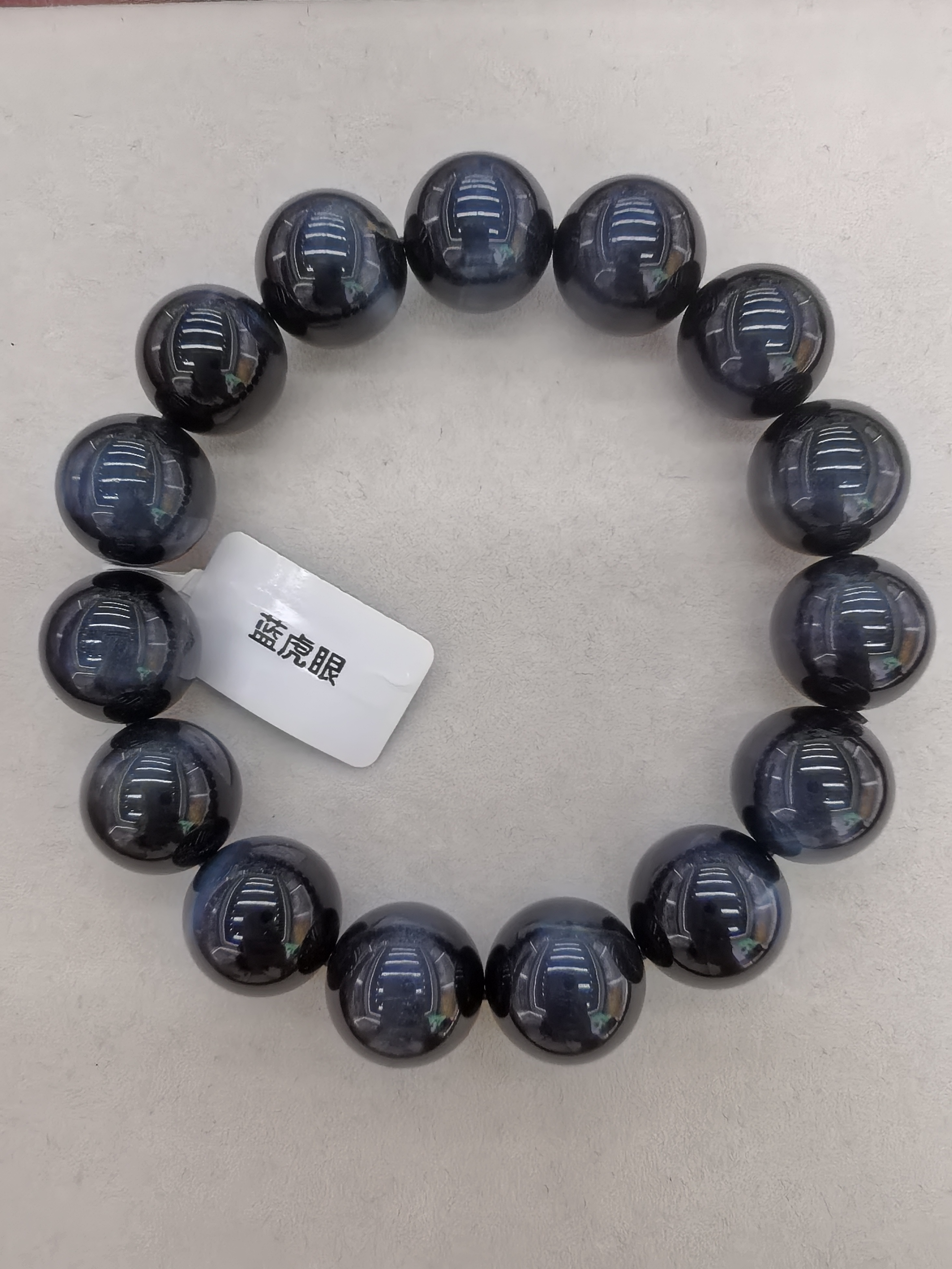 晶界的“深海骑士”，凝着幽蓝流光的蓝虎眼！从墨蓝到浅靛蓝的渐变晶体里藏着标志性猫眼纹、细密金点与天然棉絮手串