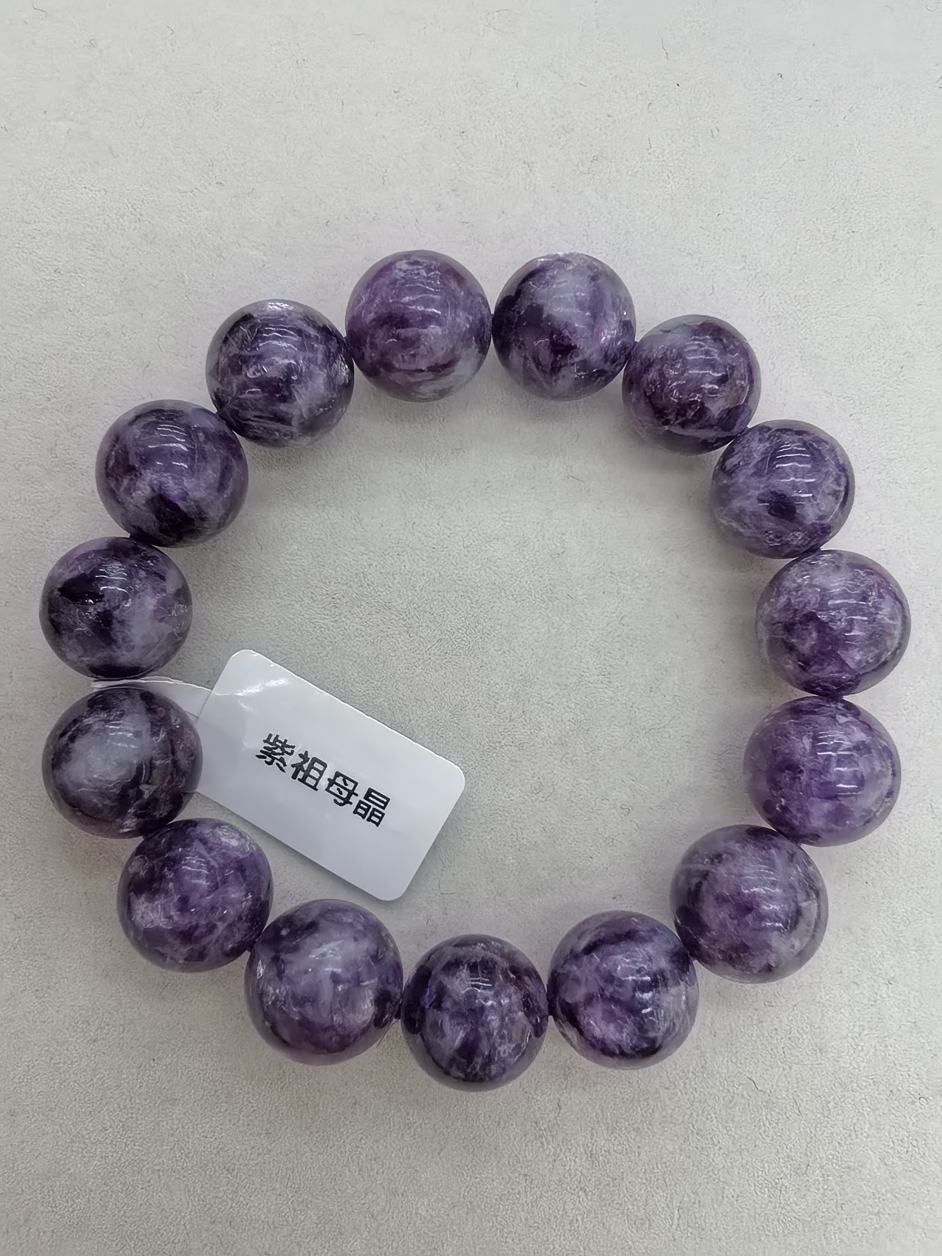 紫祖母晶：水晶界的「温柔疗愈师」 不是传统紫晶，它是天然水晶中的小众宝藏～颜色像薰衣草花园混入细碎银河光