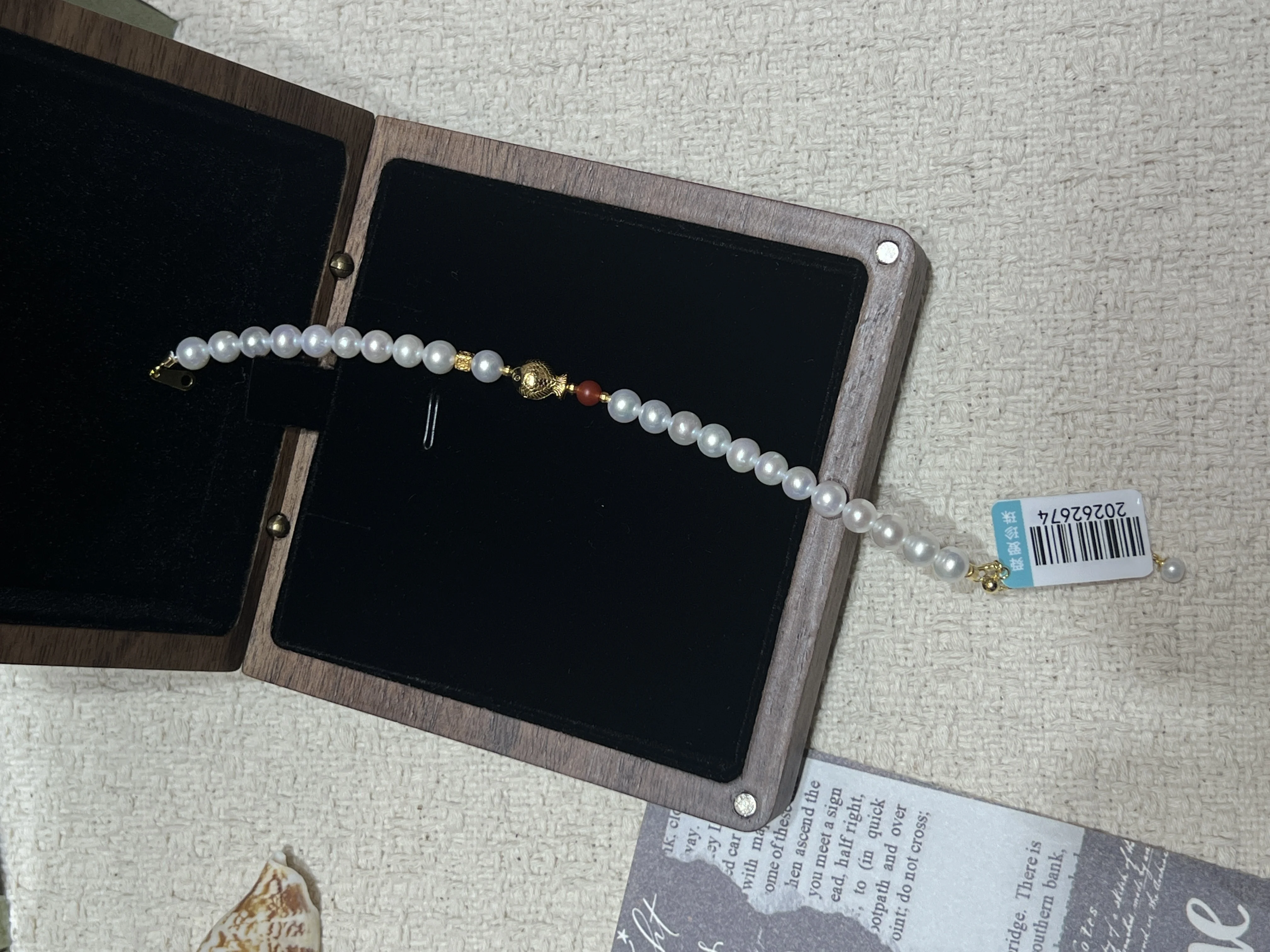 A natural pearl round freshwater pearl bracelet paired with silver jewelry accessories detail image 3