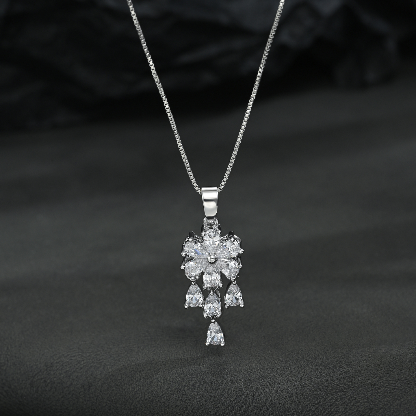 This light luxury and niche flower-shaped necklace for women exudes a sense of sophistication and elegance. The collarbone chain is fashionable and versatile, making it a perfect accessory for ladies Application Scenario