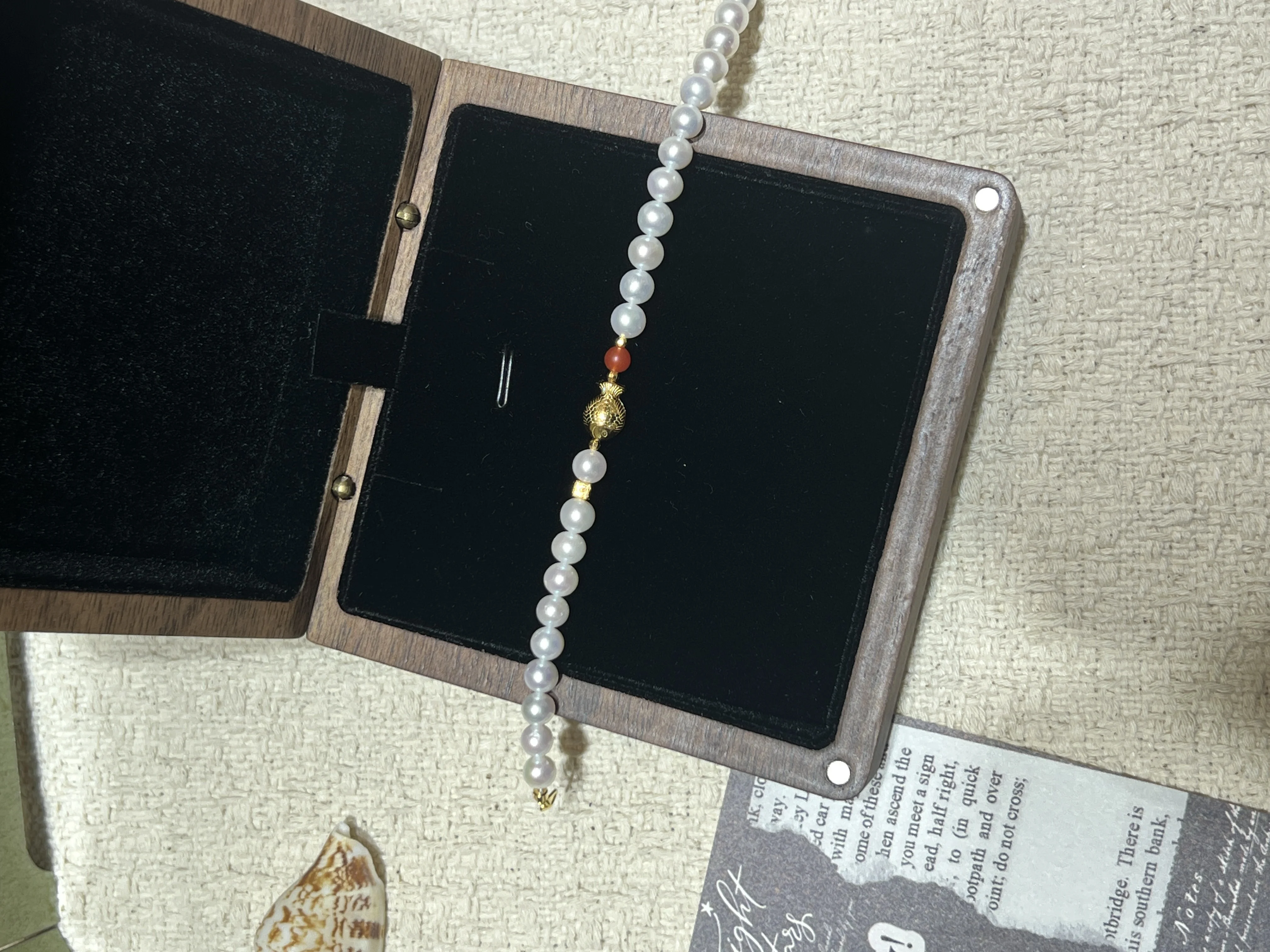 A natural pearl round freshwater pearl bracelet paired with silver jewelry accessories detail image 4