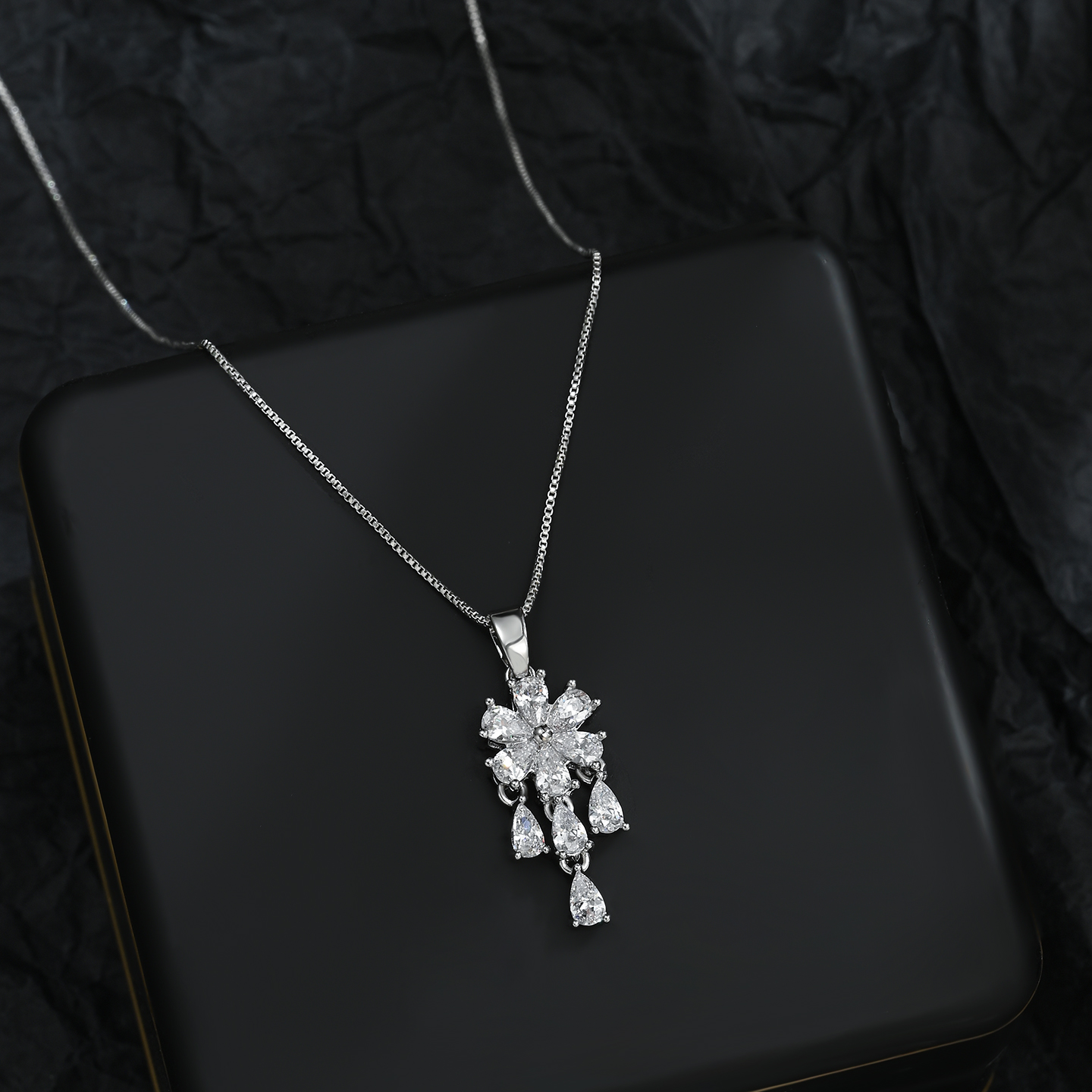 This light luxury and niche flower-shaped necklace for women exudes a sense of sophistication and elegance. The collarbone chain is fashionable and versatile, making it a perfect accessory for ladies Specification image