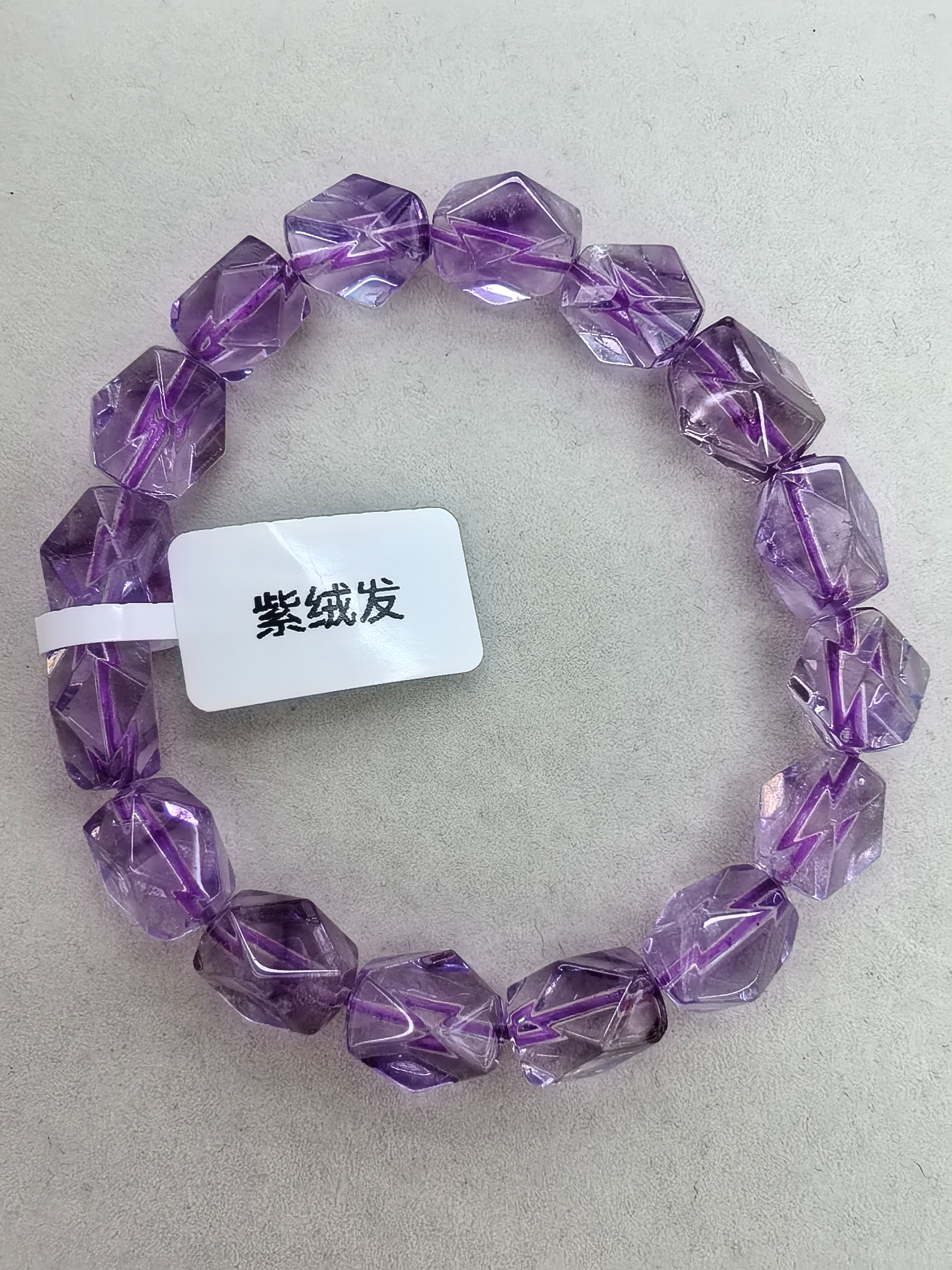 紫水晶（Amethyst）紫绒发 宛如晨曦凝结的霞光，通体萦绕着从淡雅丁香到深邃皇家紫的梦幻色泽，其紫色因含微量铁离子手