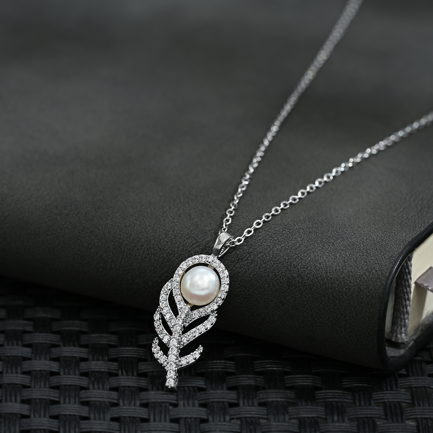A retro-style romantic and exquisite fishbone atmosphere necklace that is versatile for daily use Item Picture