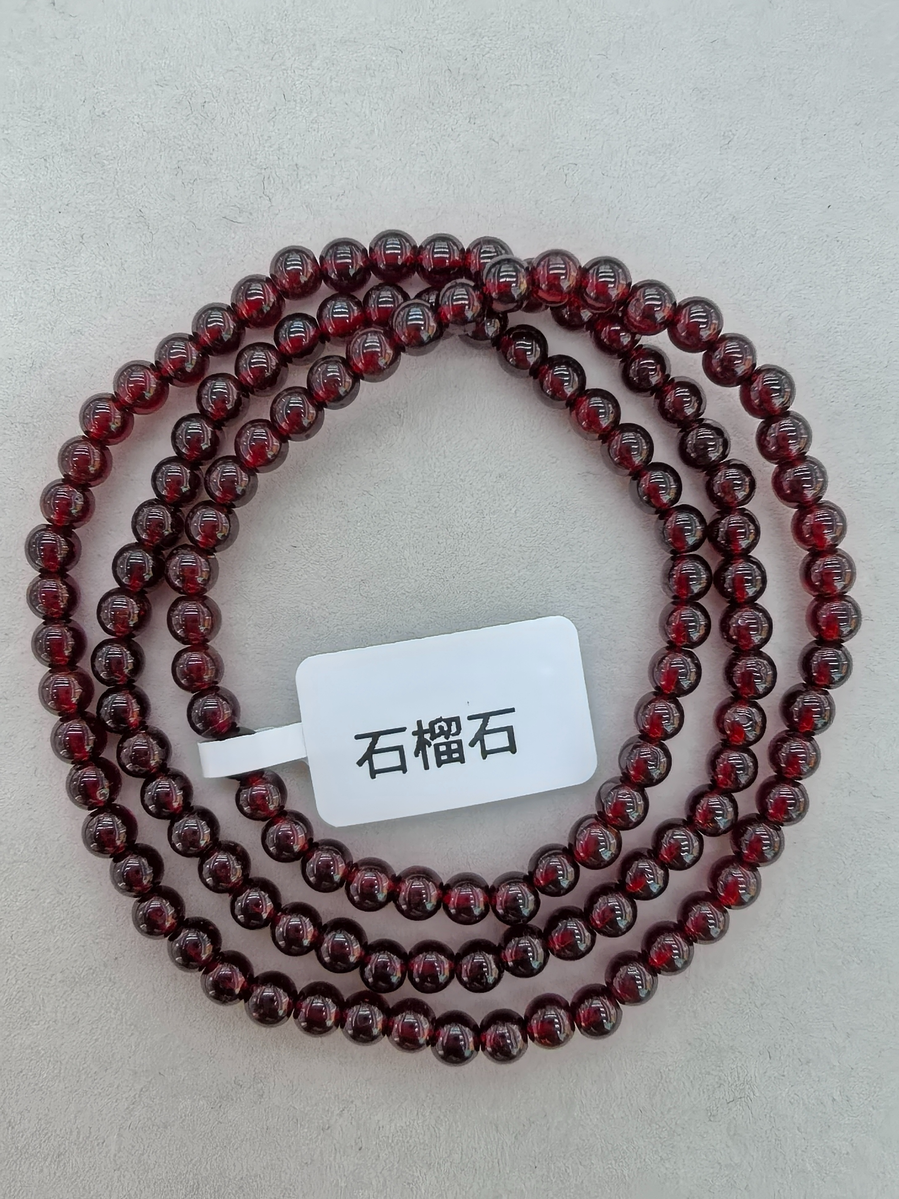 石榴石：热情活力的能量火种，被誉为“生命之力的红色宝石”，因晶体色泽酷似成熟的石榴籽而得名手串