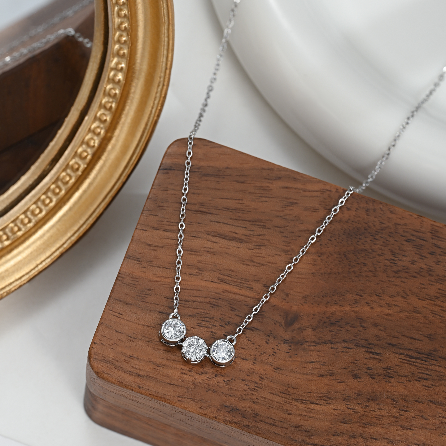 A light luxury and niche star collarbone chain women's high-end and elegant necklace as a gift for your girlfriend Application Scenario