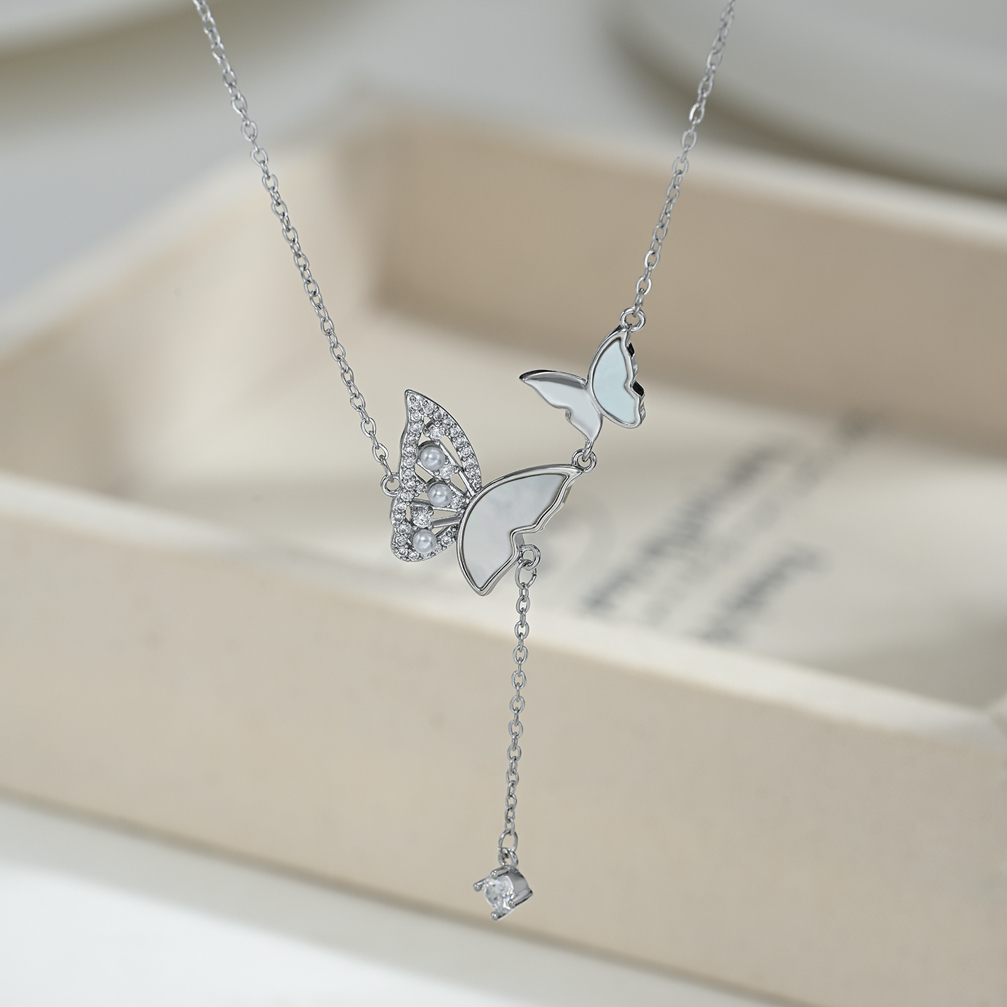 The new sweet forest-themed butterfly dynamic and elegant necklace is versatile for daily use Specification image