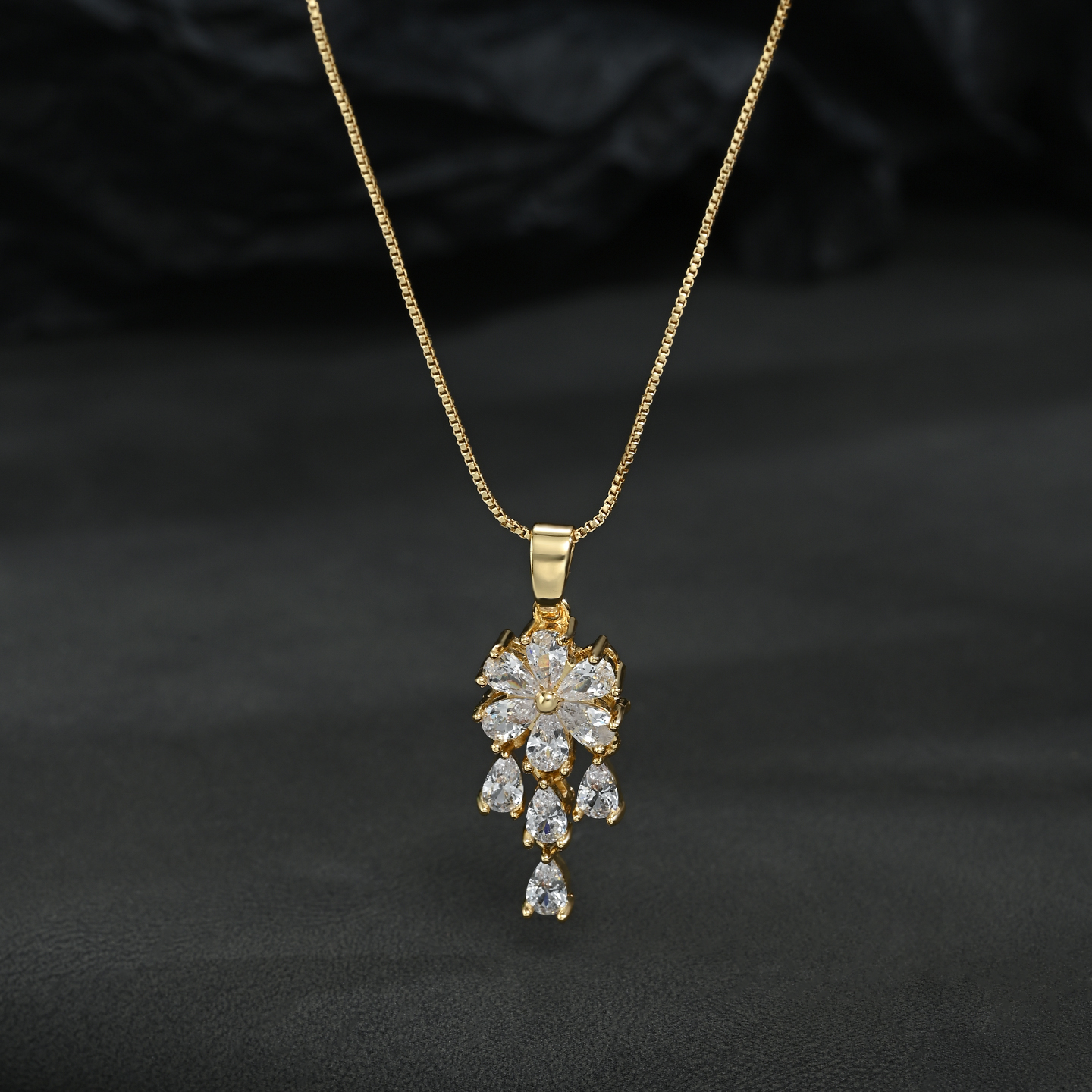 This light luxury and niche flower-shaped necklace for women exudes a sense of sophistication and elegance. The collarbone chain is fashionable and versatile, making it a perfect accessory for ladies Item Picture