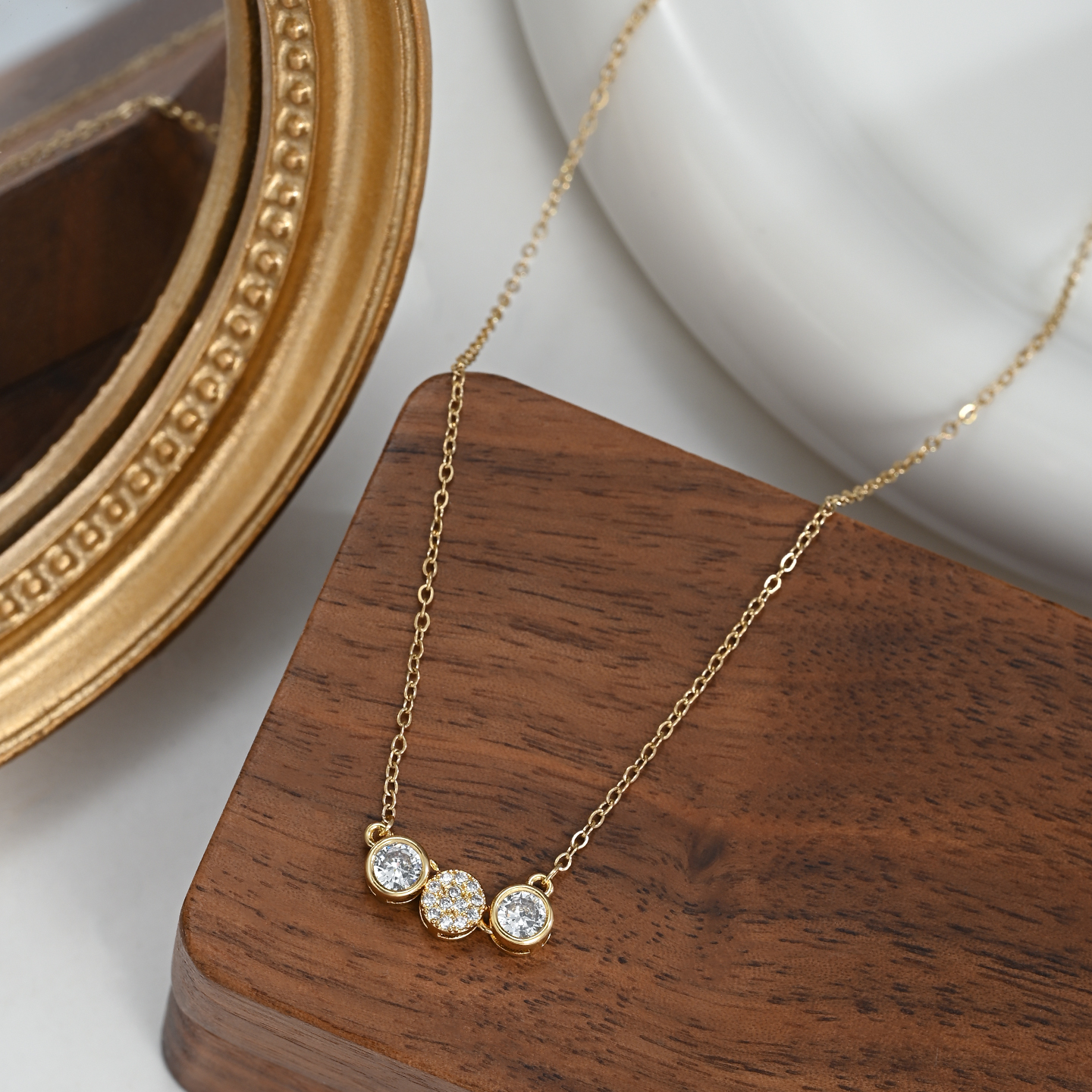 A light luxury and niche star collarbone chain women's high-end and elegant necklace as a gift for your girlfriend Item Picture