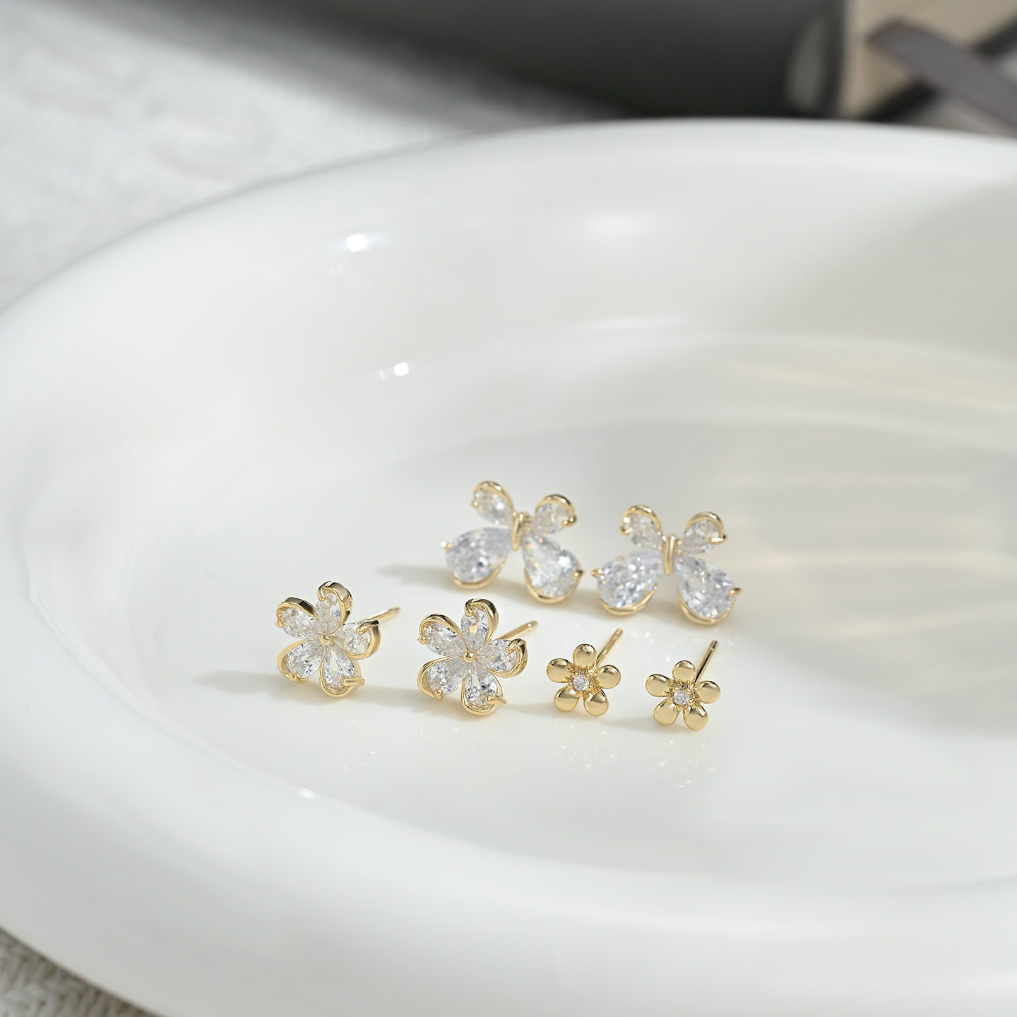 Exquisite and versatile design earrings, fashionable for daily commuting, three pairs of stud earrings per card details Picture