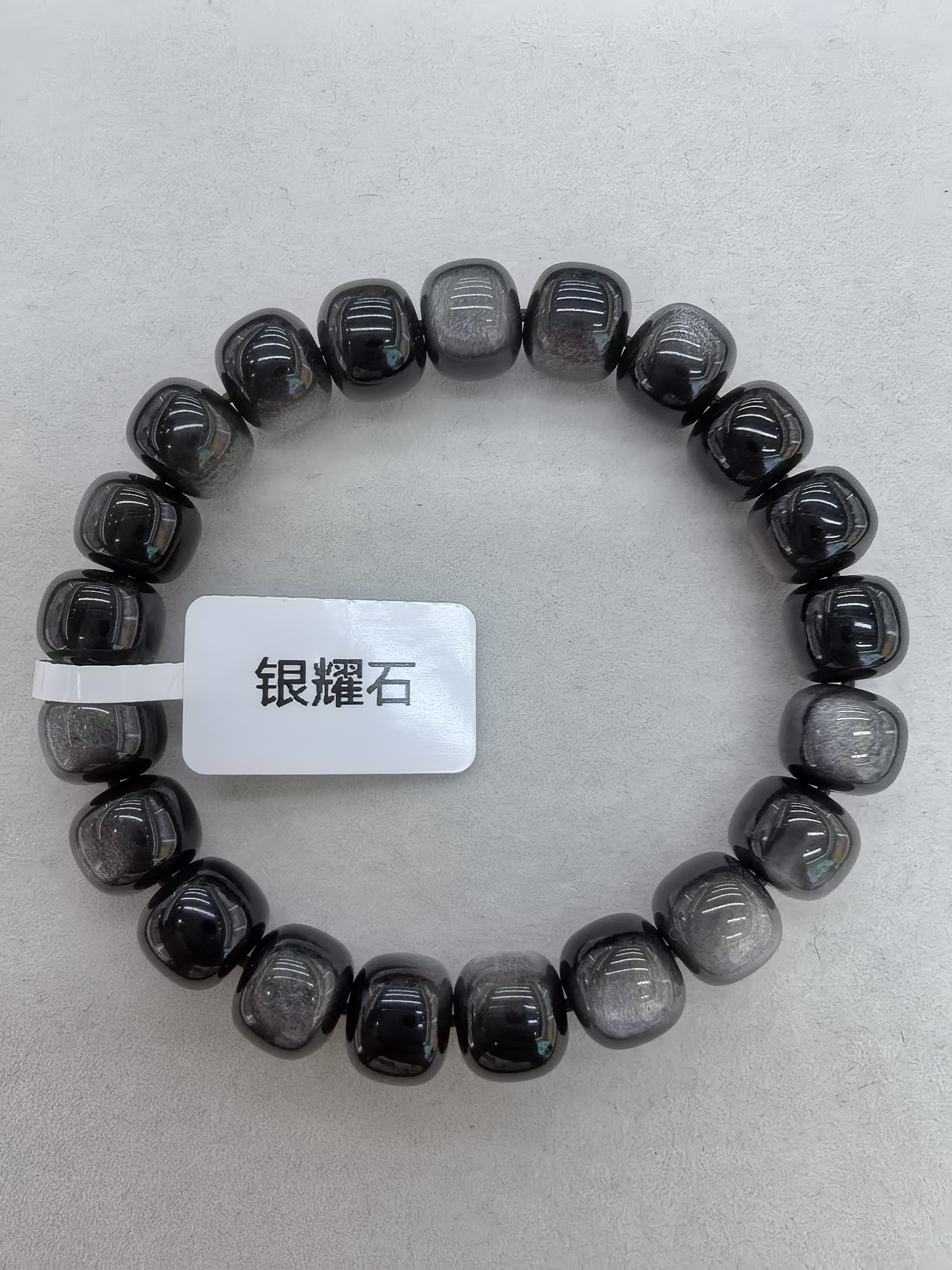 水晶界的“暗夜银骑士”，自带神秘冷感的银曜石水晶！深邃的黑色基底里藏着细碎的银色闪片，像把夜空的星光碾碎封进晶石手串