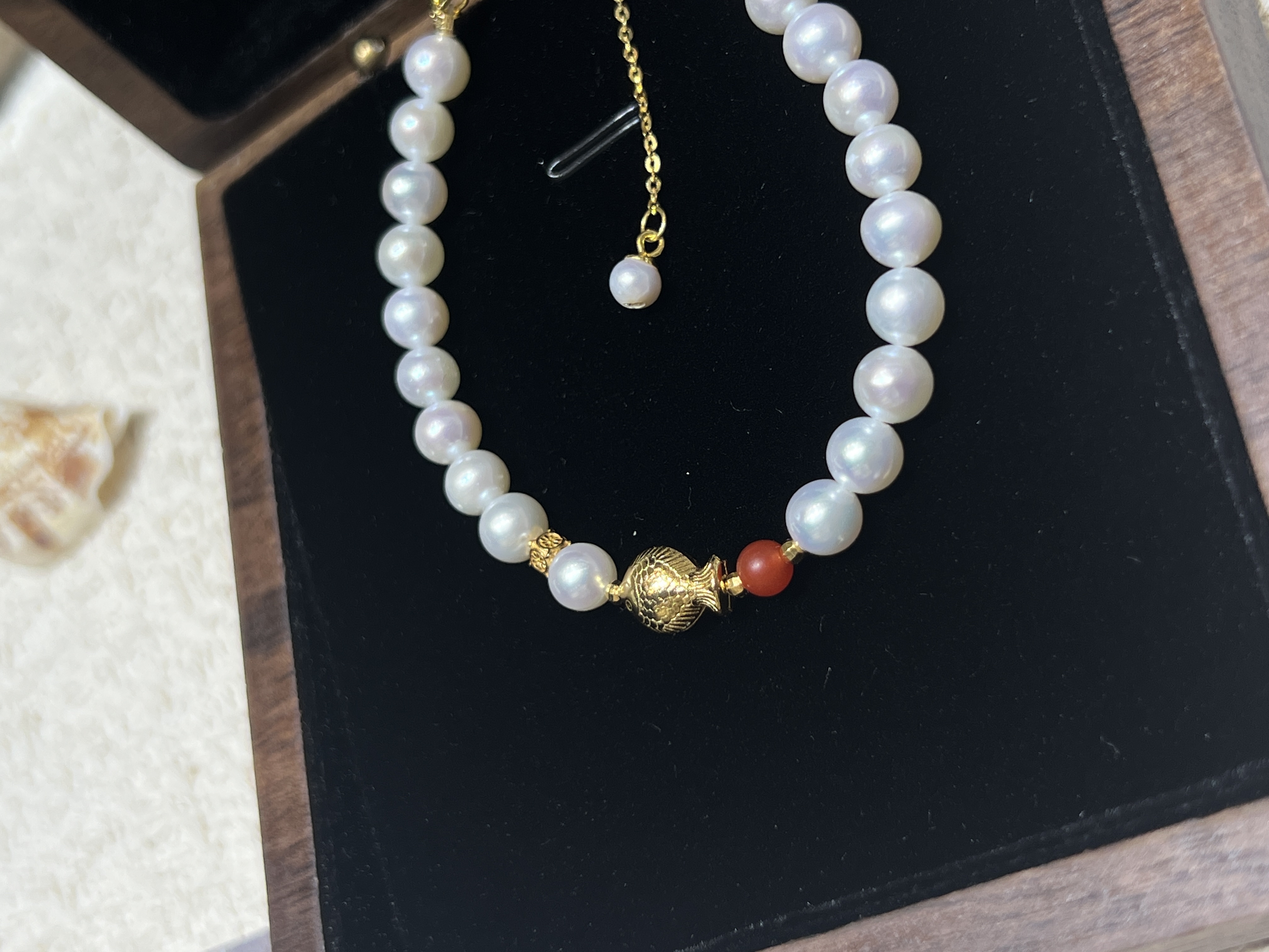 A natural pearl round freshwater pearl bracelet paired with silver jewelry accessories