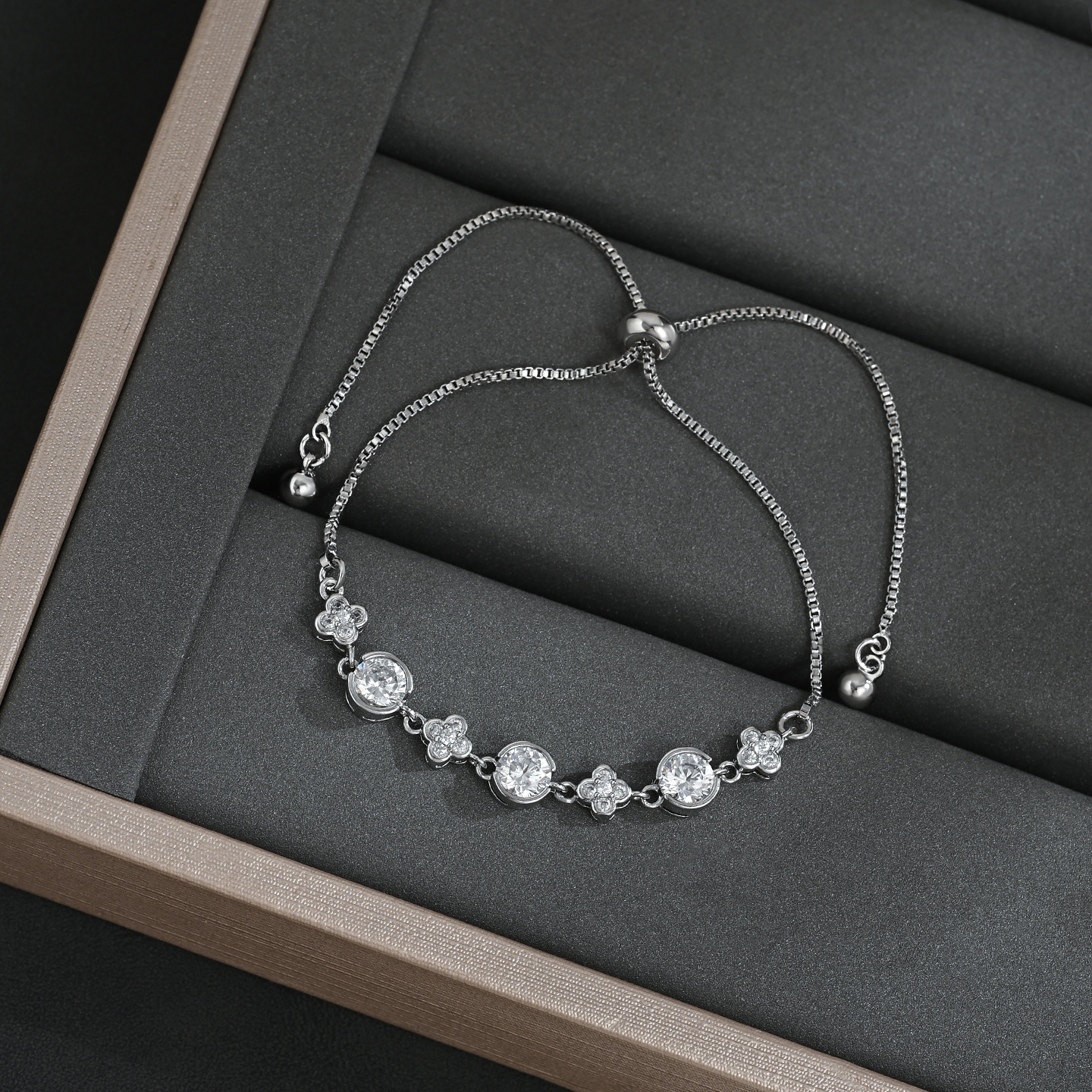 A minimalist new four-leaf clover round pull-out versatile everyday bracelet Application Scenario