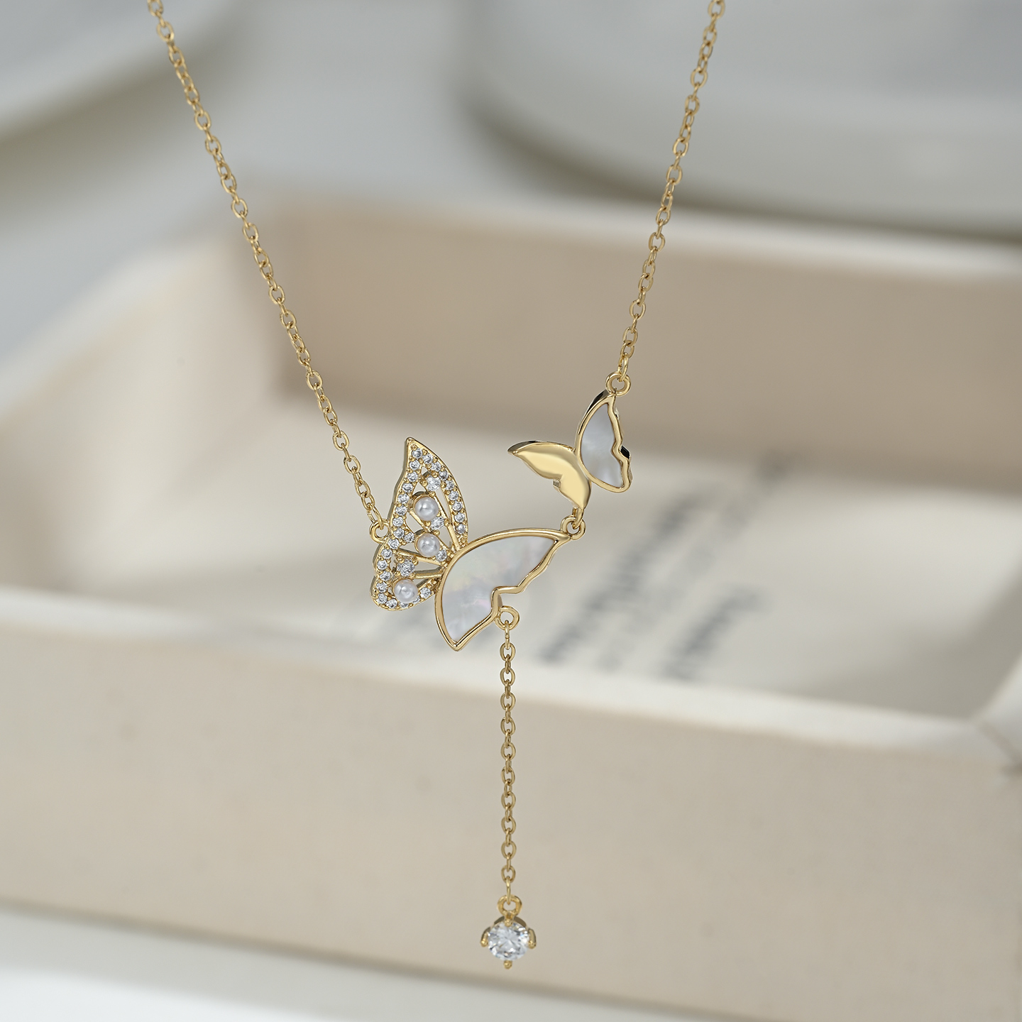 The new sweet forest-themed butterfly dynamic and elegant necklace is versatile for daily use details Picture