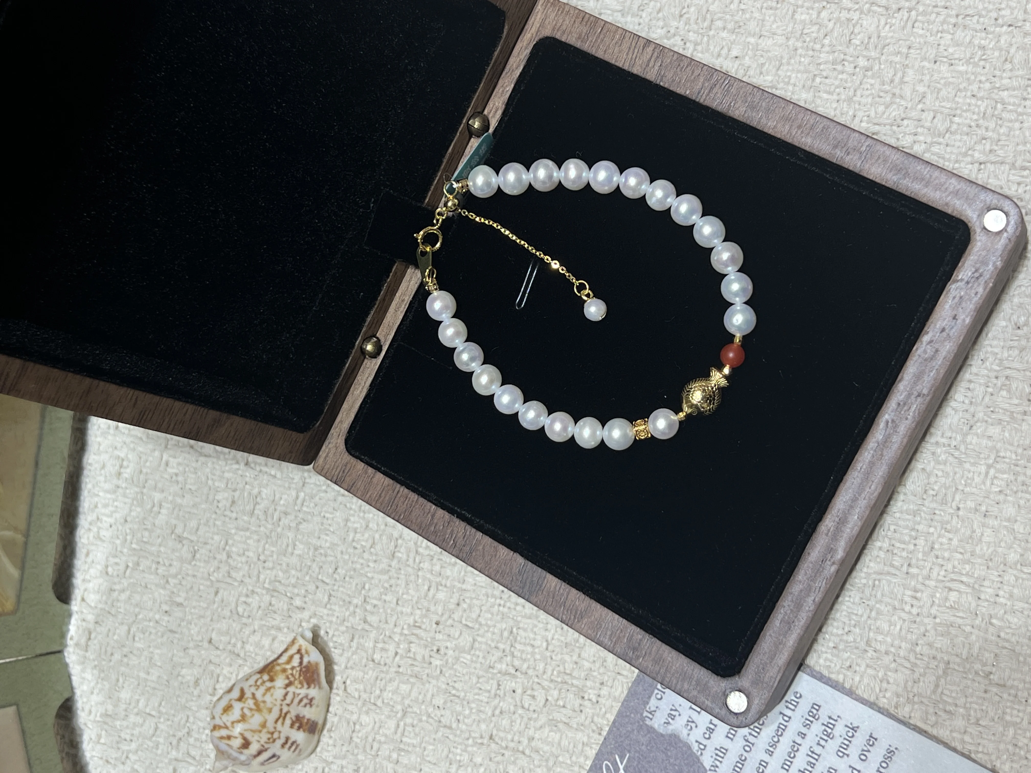 A natural pearl round freshwater pearl bracelet paired with silver jewelry accessories detail image 5