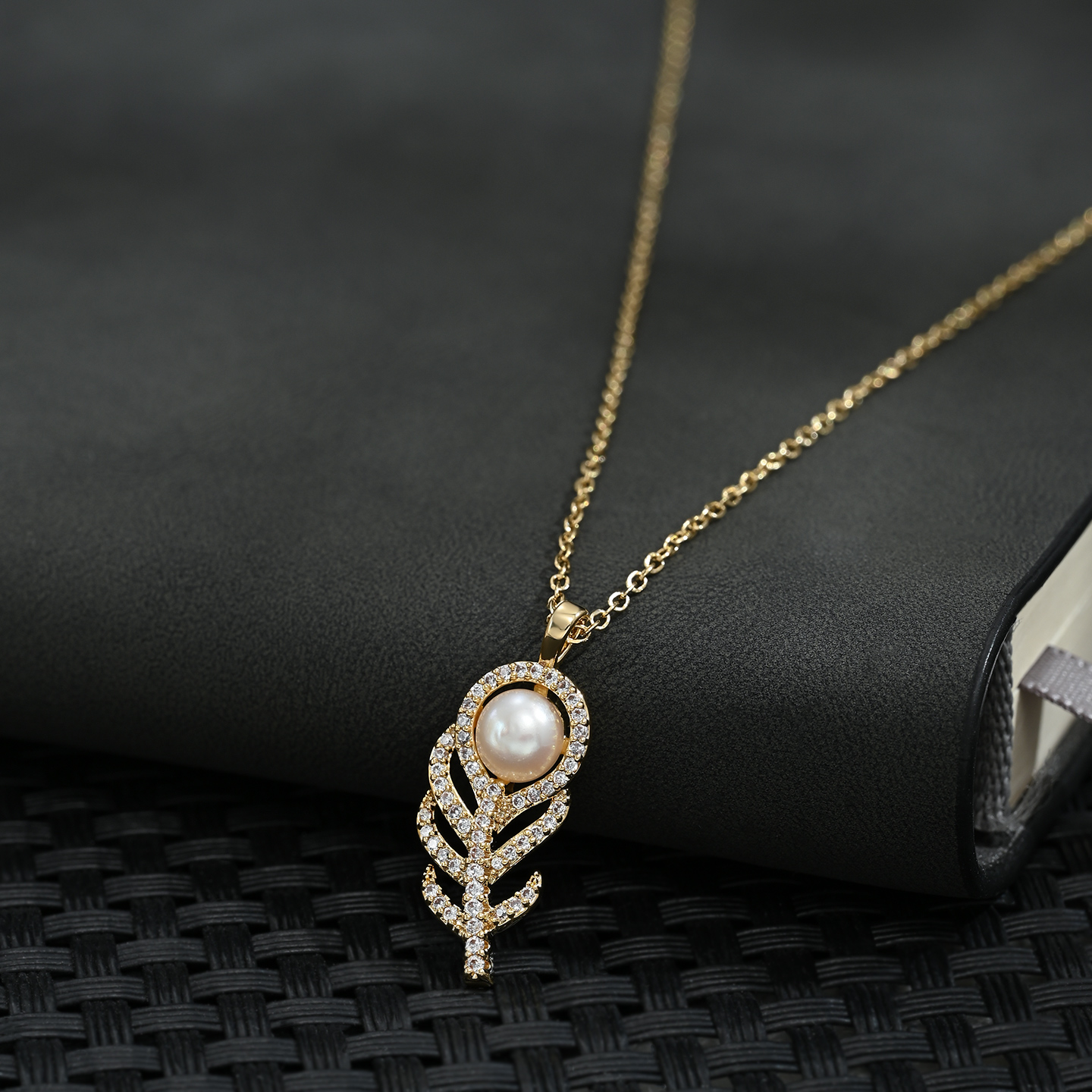 A retro-style romantic and exquisite fishbone atmosphere necklace that is versatile for daily use Application Scenario