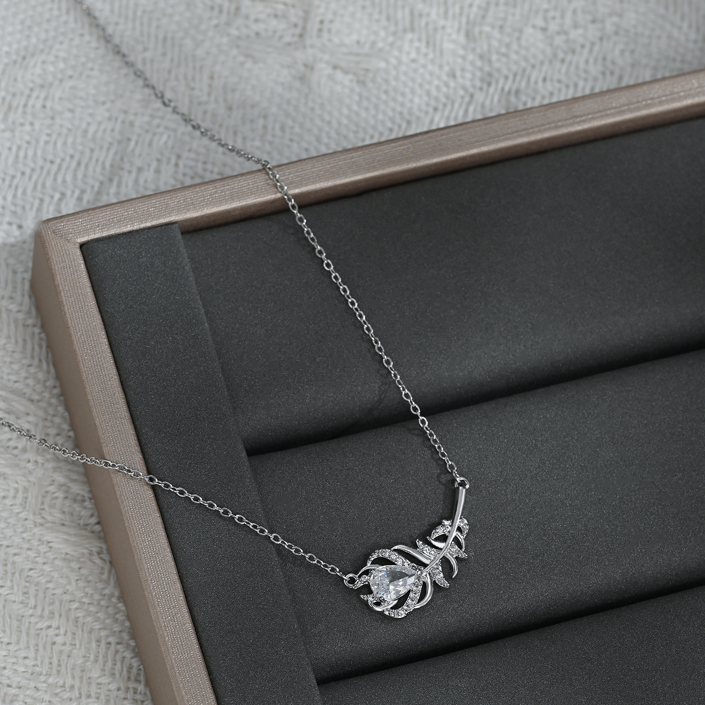 This new, fashionable, simple, unique and individual fishbone necklace is perfect for daily gatherings Item Picture