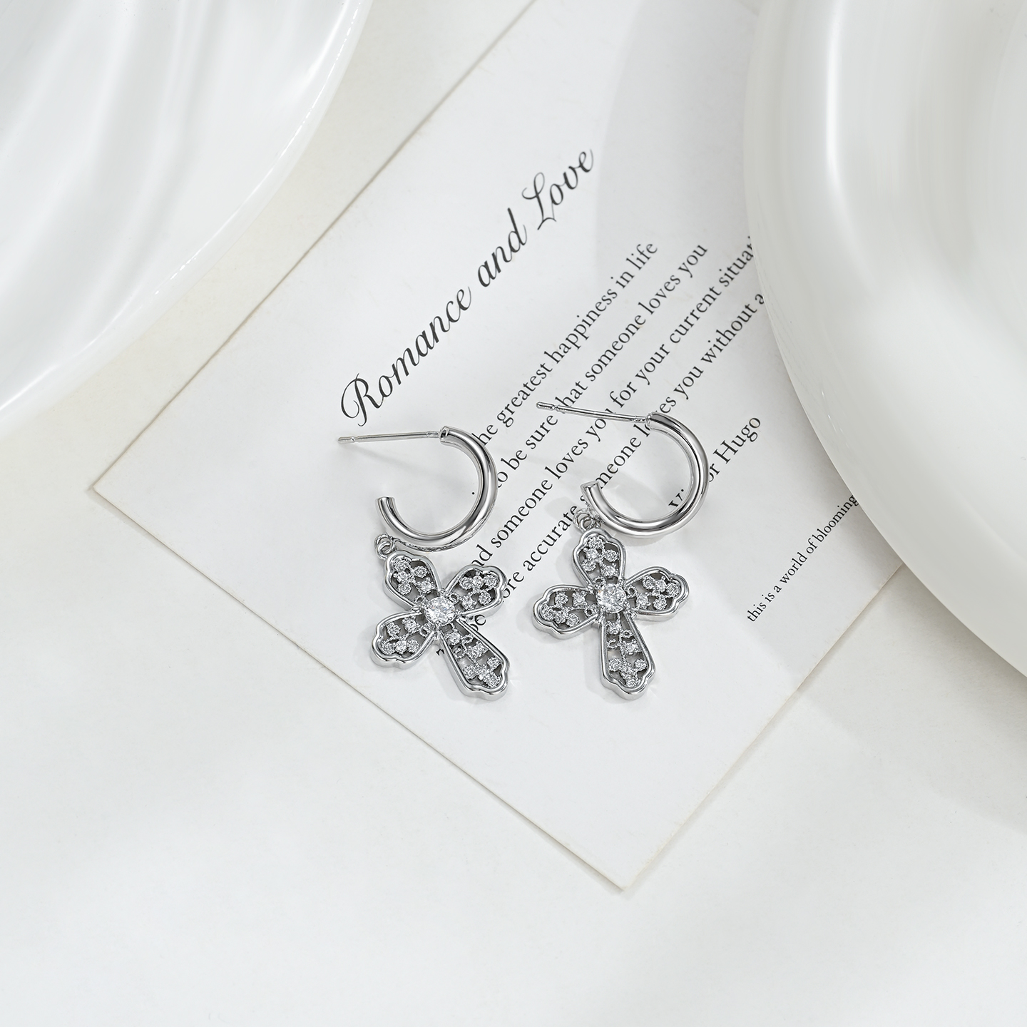 Nuevo estilo de moda simple delicado temperamento de cuatro hojas earras orejeras elegantes y versátiles Specification image