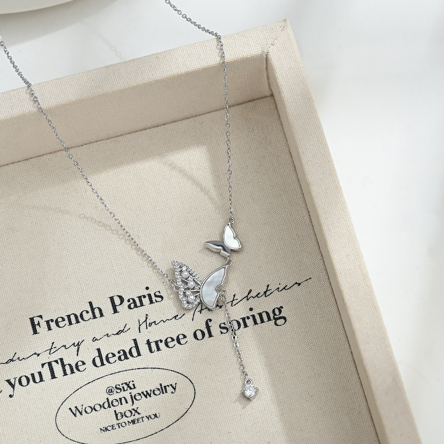 The new sweet forest-themed butterfly dynamic and elegant necklace is versatile for daily use Application Scenario