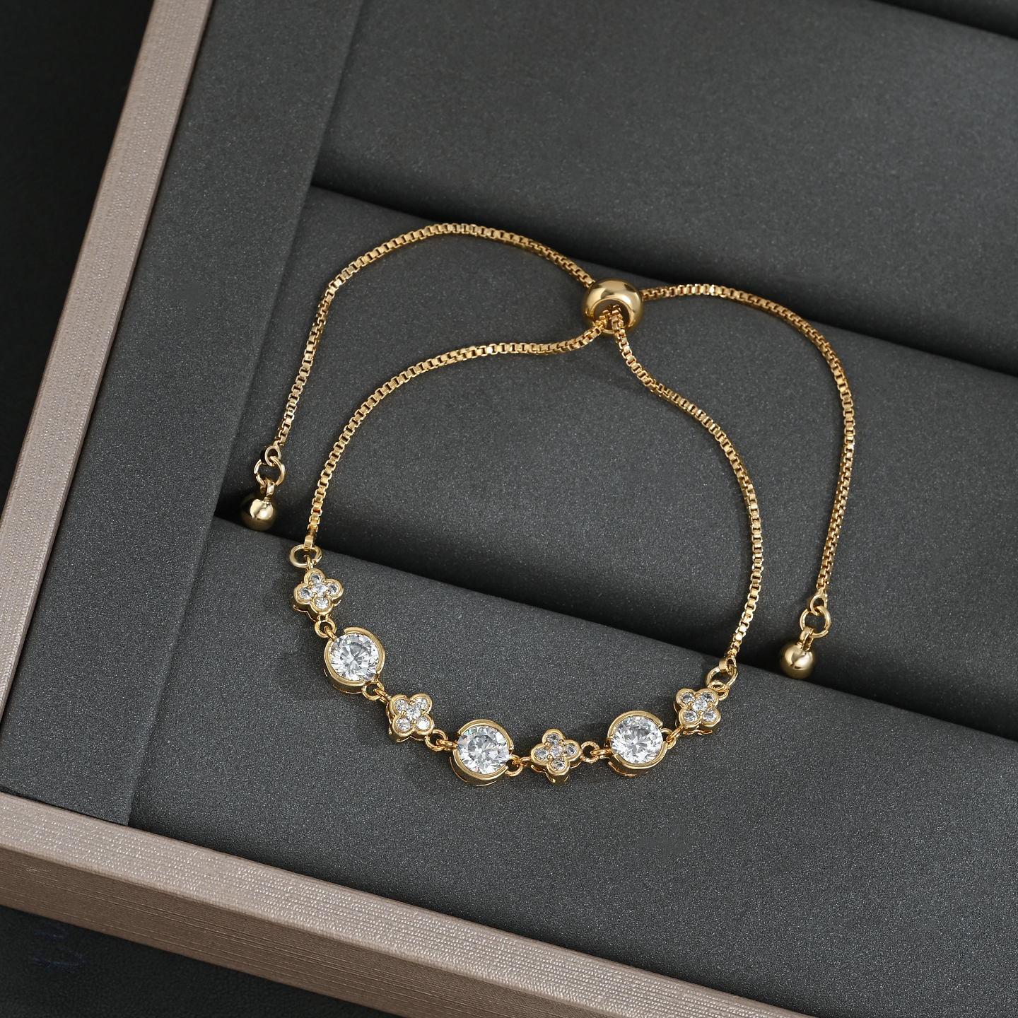 A minimalist new four-leaf clover round pull-out versatile everyday bracelet Item Picture
