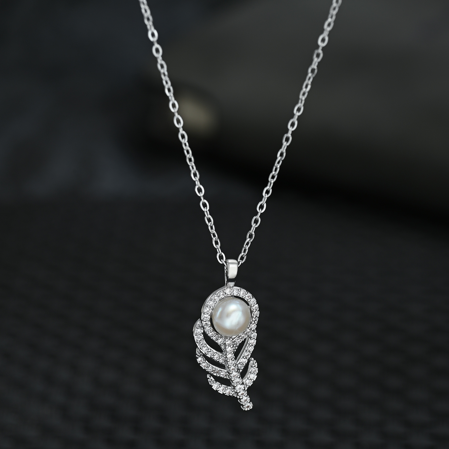 A retro-style romantic and exquisite fishbone atmosphere necklace that is versatile for daily use details Picture