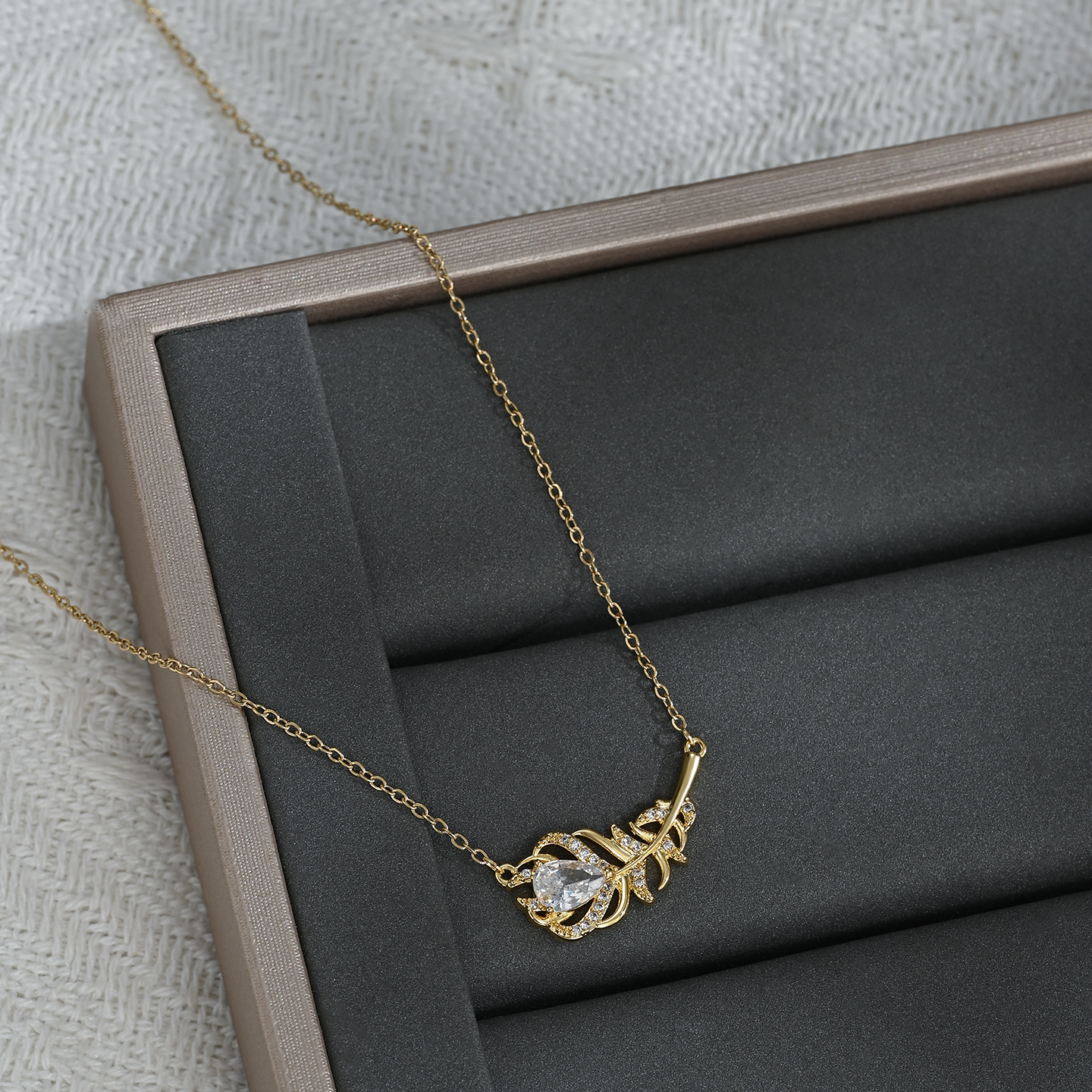 This new, fashionable, simple, unique and individual fishbone necklace is perfect for daily gatherings Application Scenario