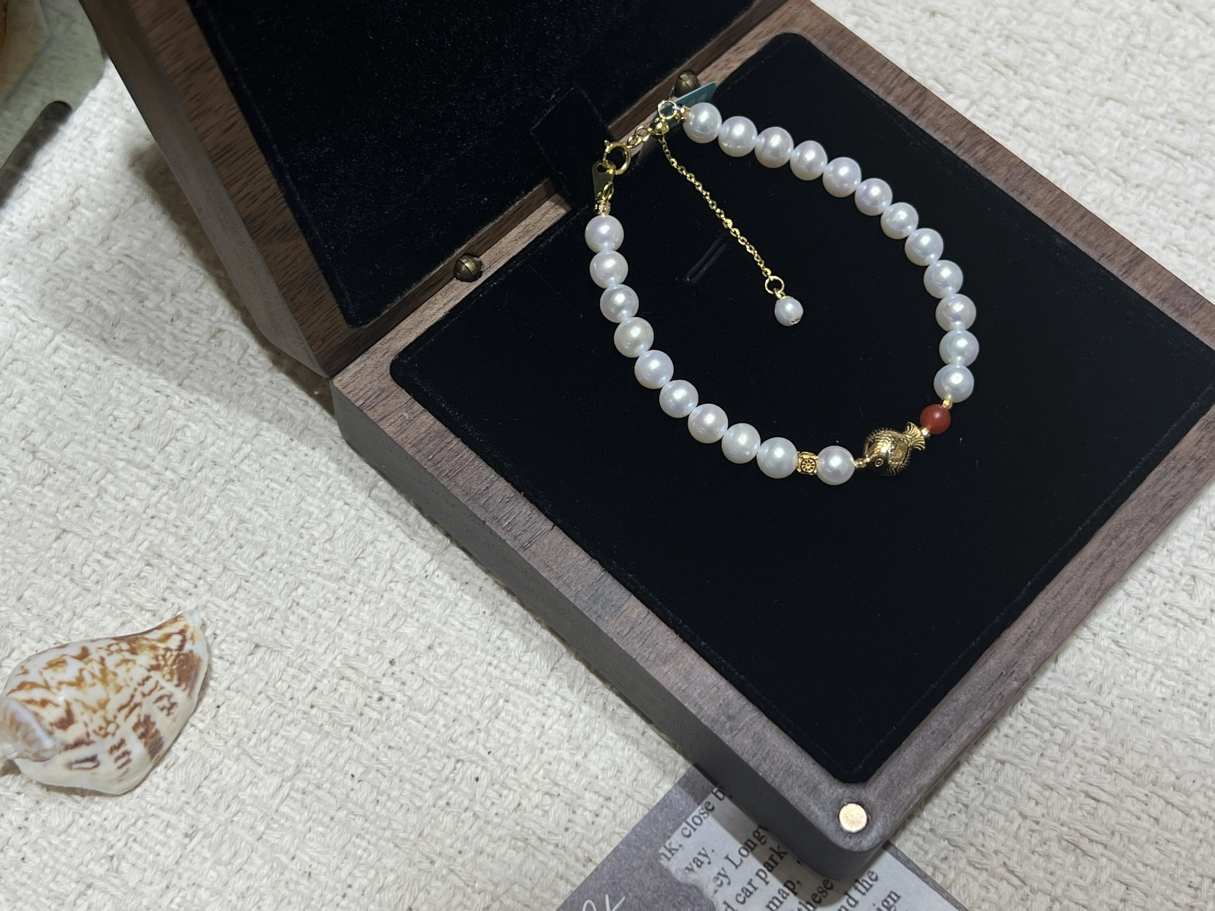 A natural pearl round freshwater pearl bracelet paired with silver jewelry accessories detail image 2