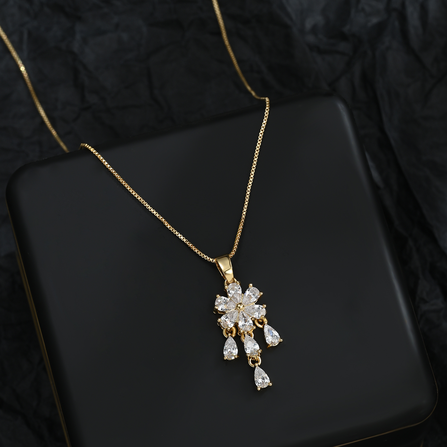This light luxury and niche flower-shaped necklace for women exudes a sense of sophistication and elegance. The collarbone chain is fashionable and versatile, making it a perfect accessory for ladies details Picture