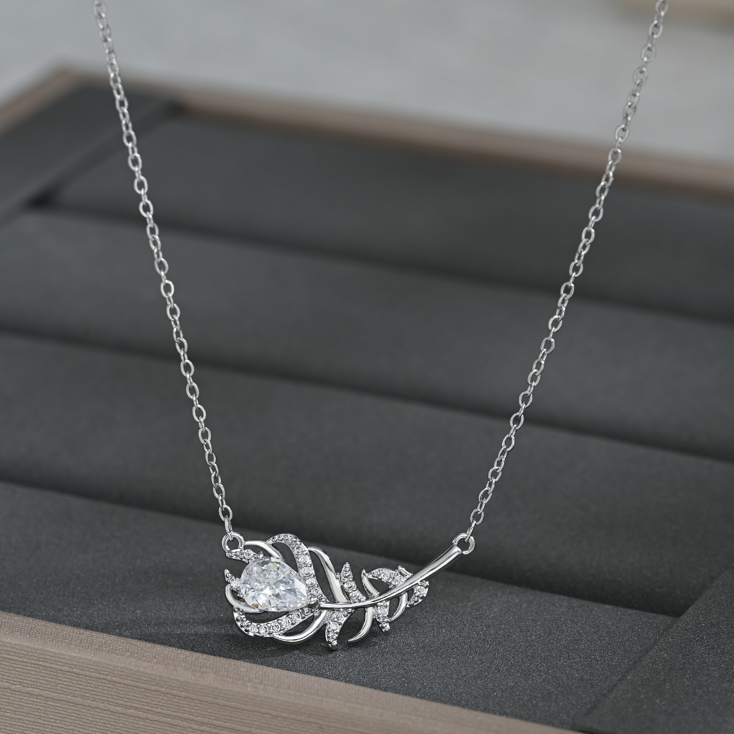 This new, fashionable, simple, unique and individual fishbone necklace is perfect for daily gatherings details Picture