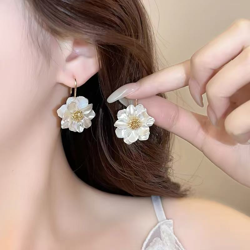 The new, niche, unique and sweet Daisy stud earrings are versatile for daily use Specification image