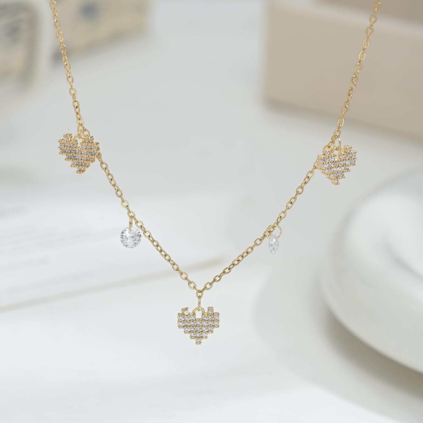 A fashionable, elegant, sweet heart-shaped necklace that is versatile for daily use details Picture