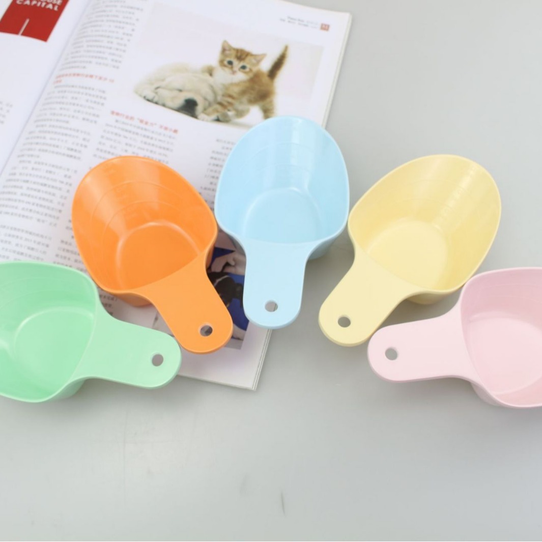 Pet food spatula, cat food spoon, dog food grade melamine, simple Nordic-style dog bowl spatula with scale measurement Application Scenario