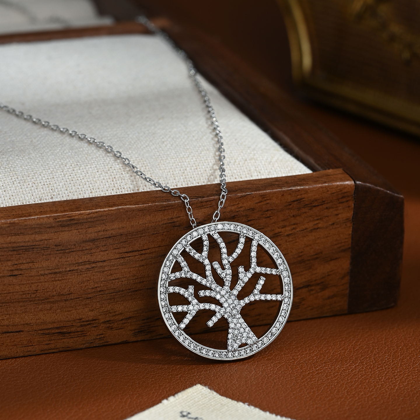 A new forest-themed, ethereal and unique tree-shaped daily versatile necklace Application Scenario