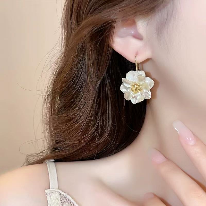 The new, niche, unique and sweet Daisy stud earrings are versatile for daily use Application Scenario